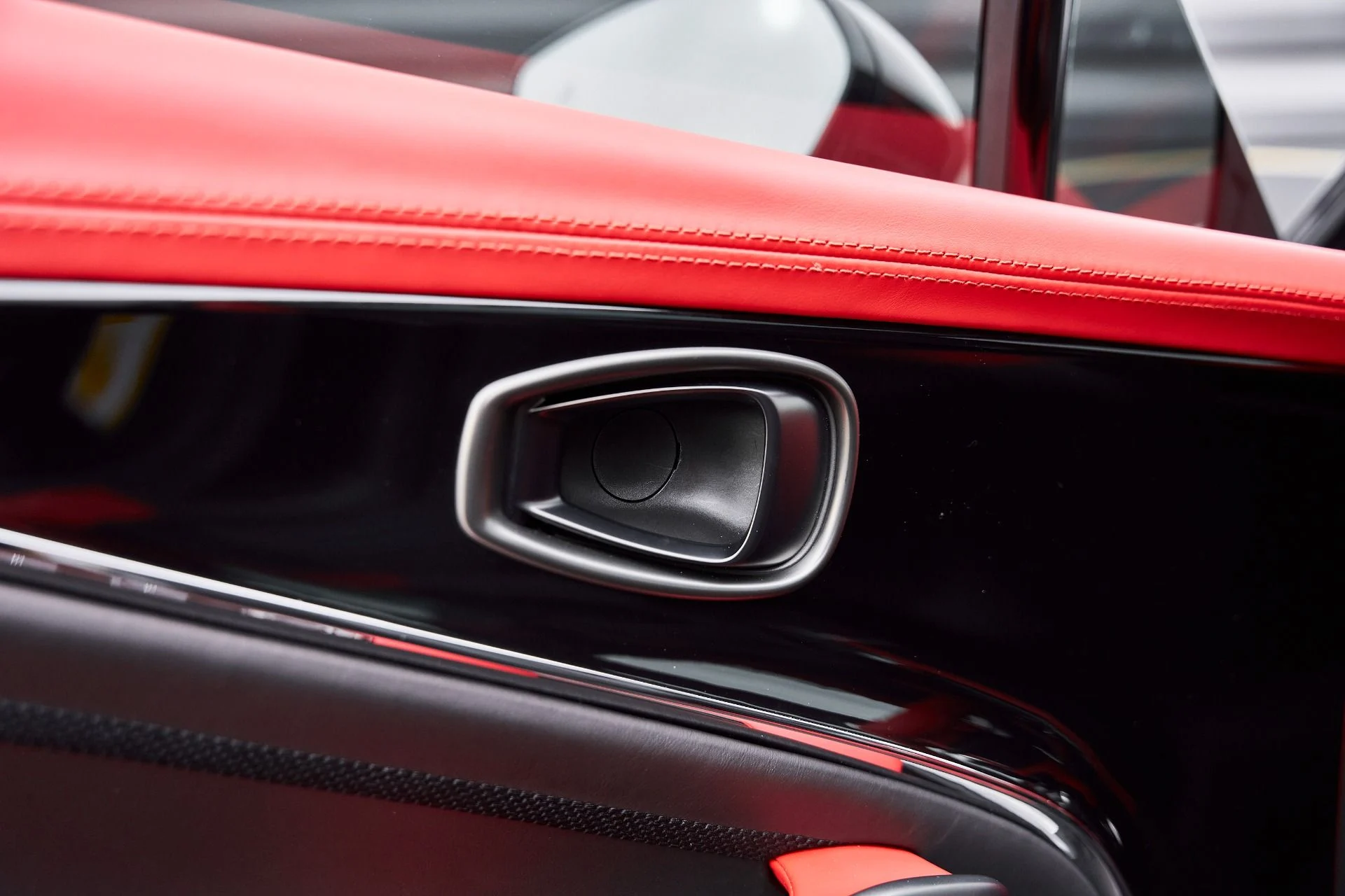 mph036_2967535590_Used_2025_Aston_Martin_DBX_707_1766785339_d3628ab9d6