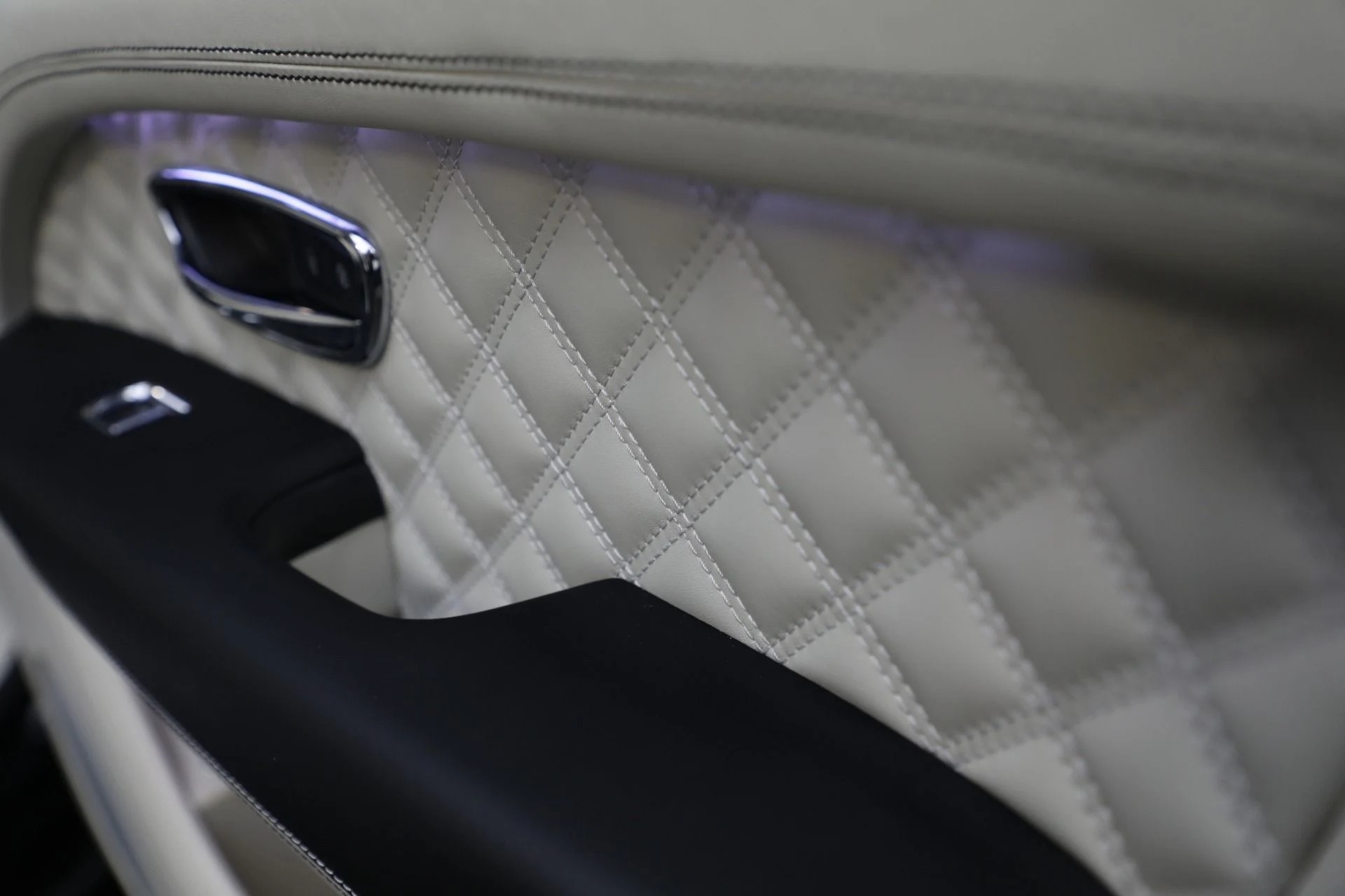 mph036_2975154038_Used_2023_Bentley_Bentayga_Azure_V8_e5919e1a38