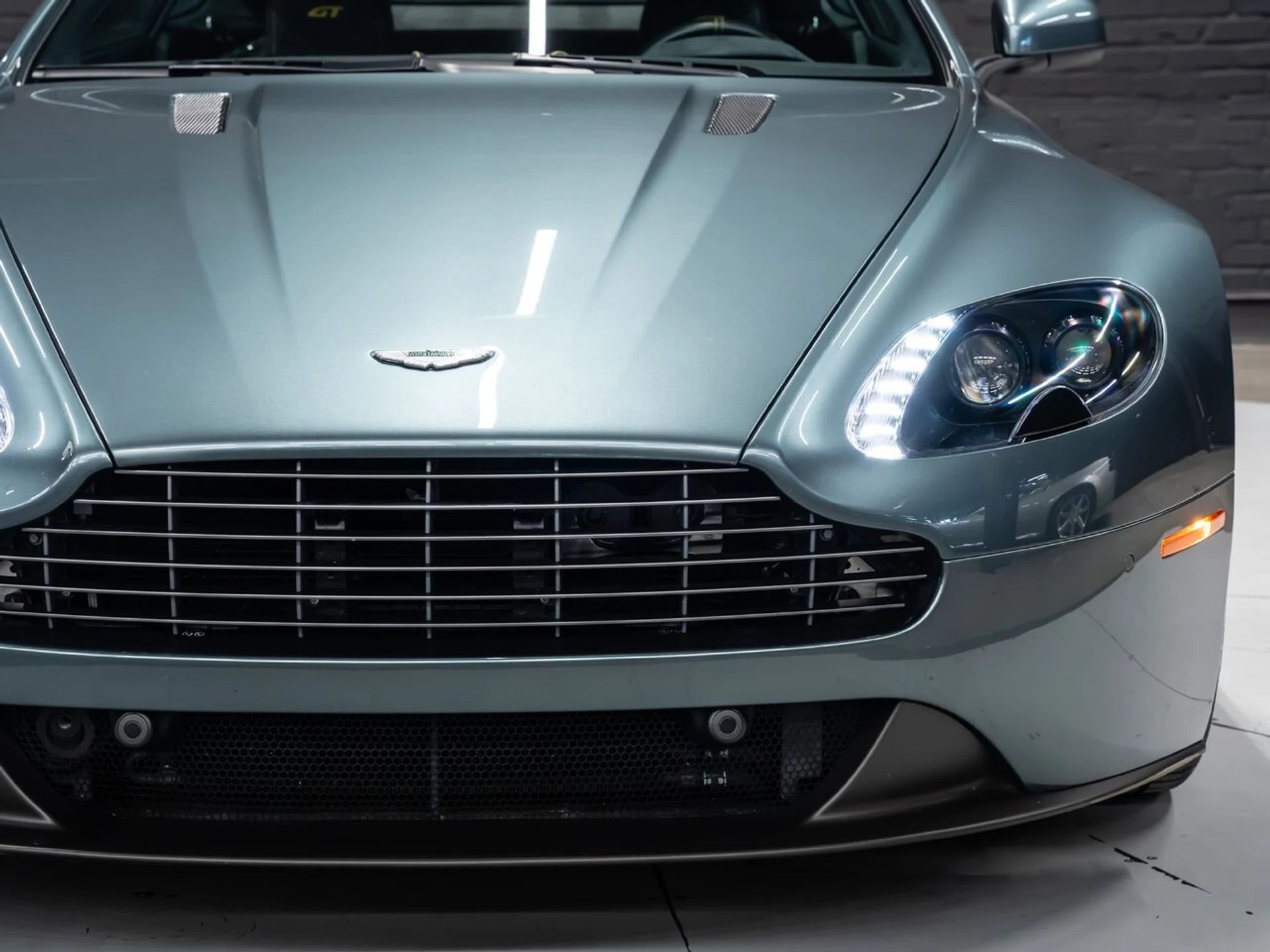 mph036_2984272427_aston_martin_v8_vantage_2015_cc8a9a8cf9