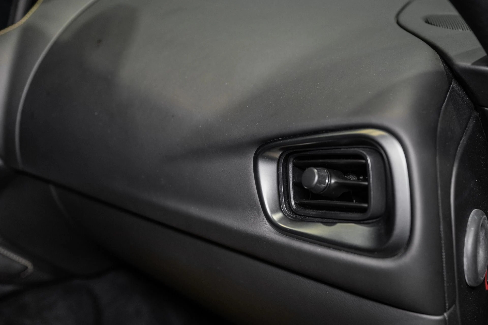 mph036_2985680838_Used_2019_Aston_Martin_Vantage_1765989078_1a9bda2a7a