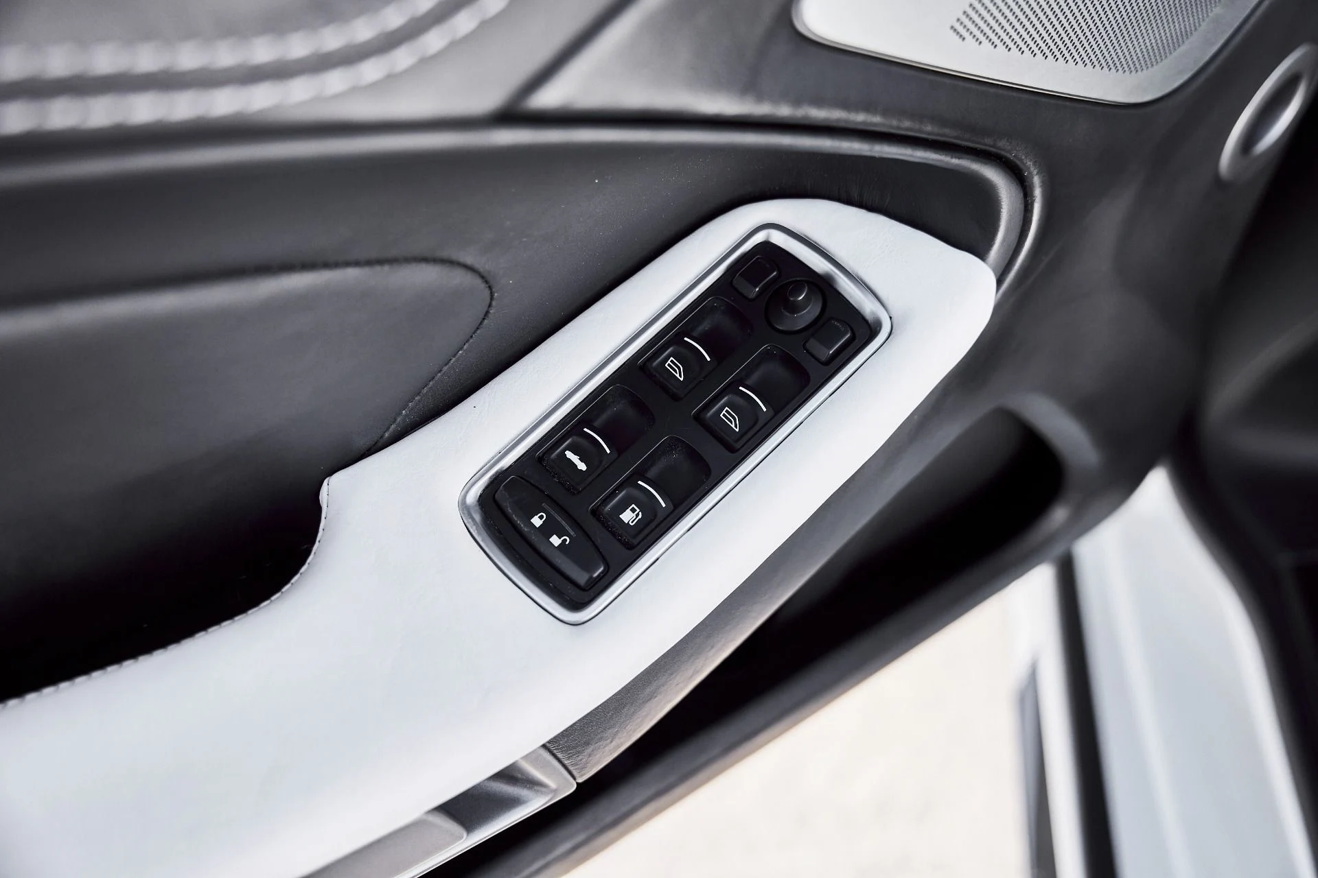 mph036_301279479_Used_2017_Aston_Martin_Vanquish_Volante_1773797517_eeaf62cf3f