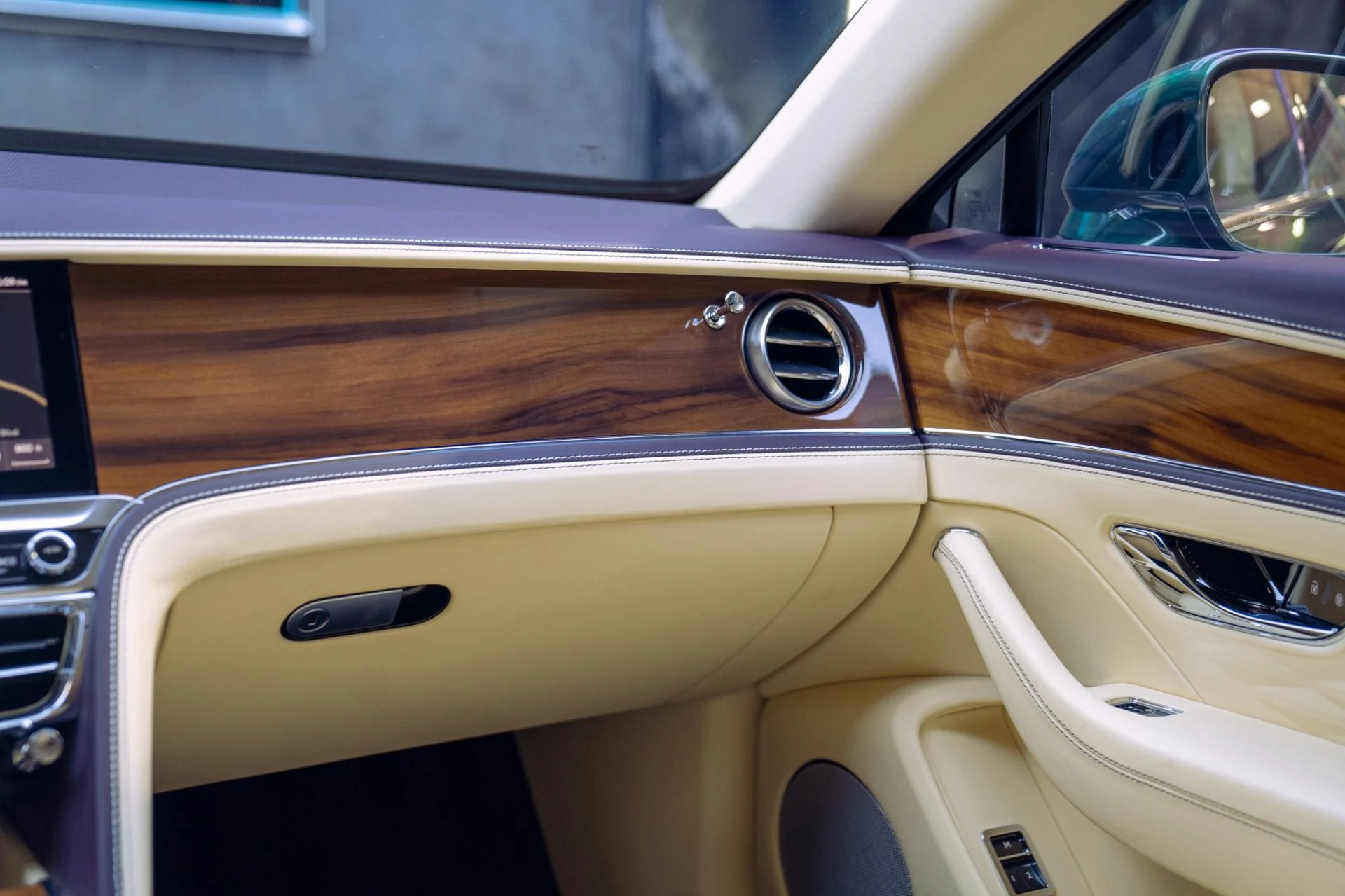 mph036_3019040900_Used_2022_Bentley_Flying_Spur_V8_1790700947_160dc534c7