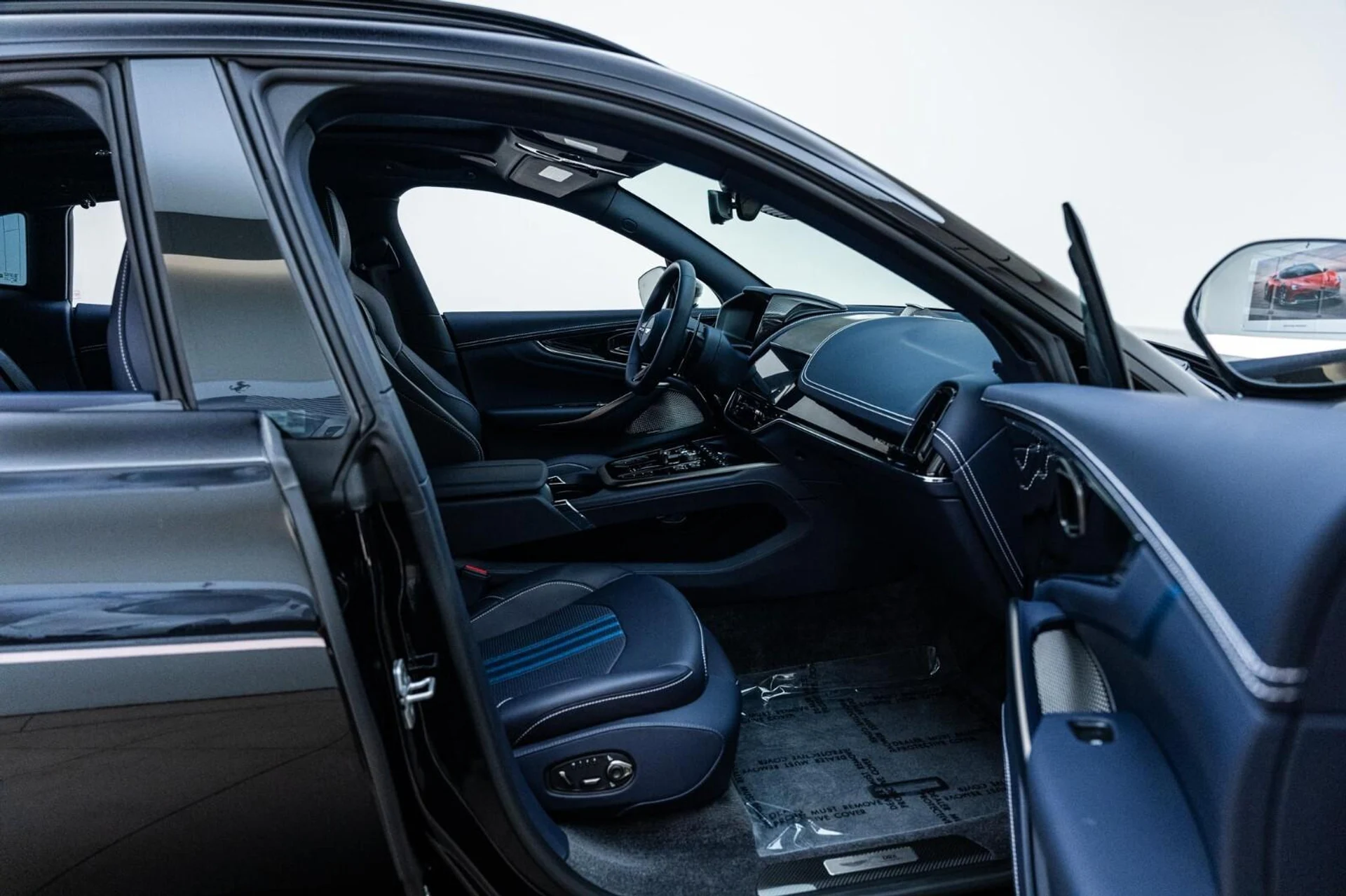 mph036_3020652641_New_2025_Aston_Martin_DBX_707_AWD_1744624313_8f5ef6b6b6