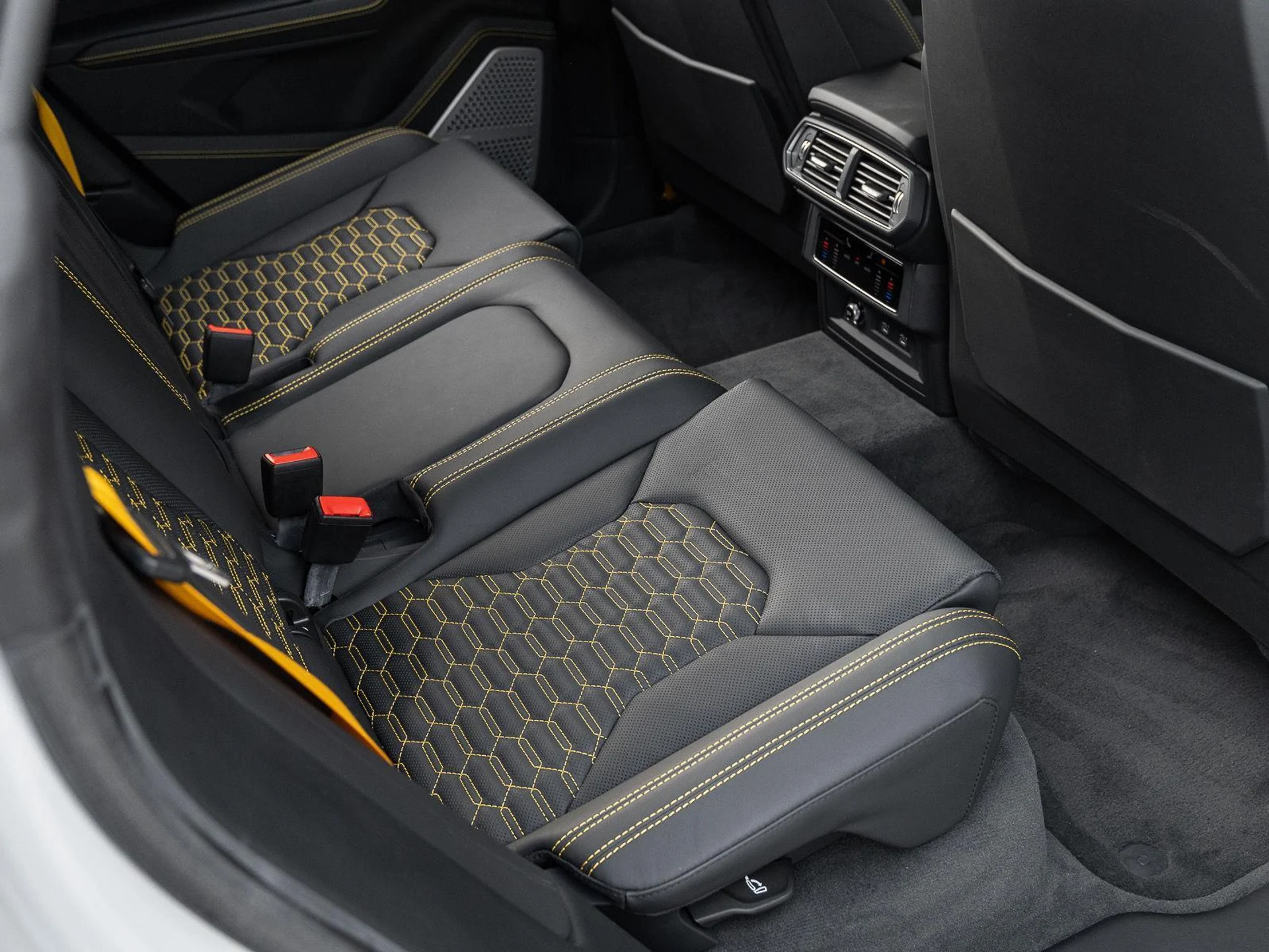 mph036_3061539435_Used_2022_Lamborghini_Urus_AWD_1777086184_aa60f8abf0