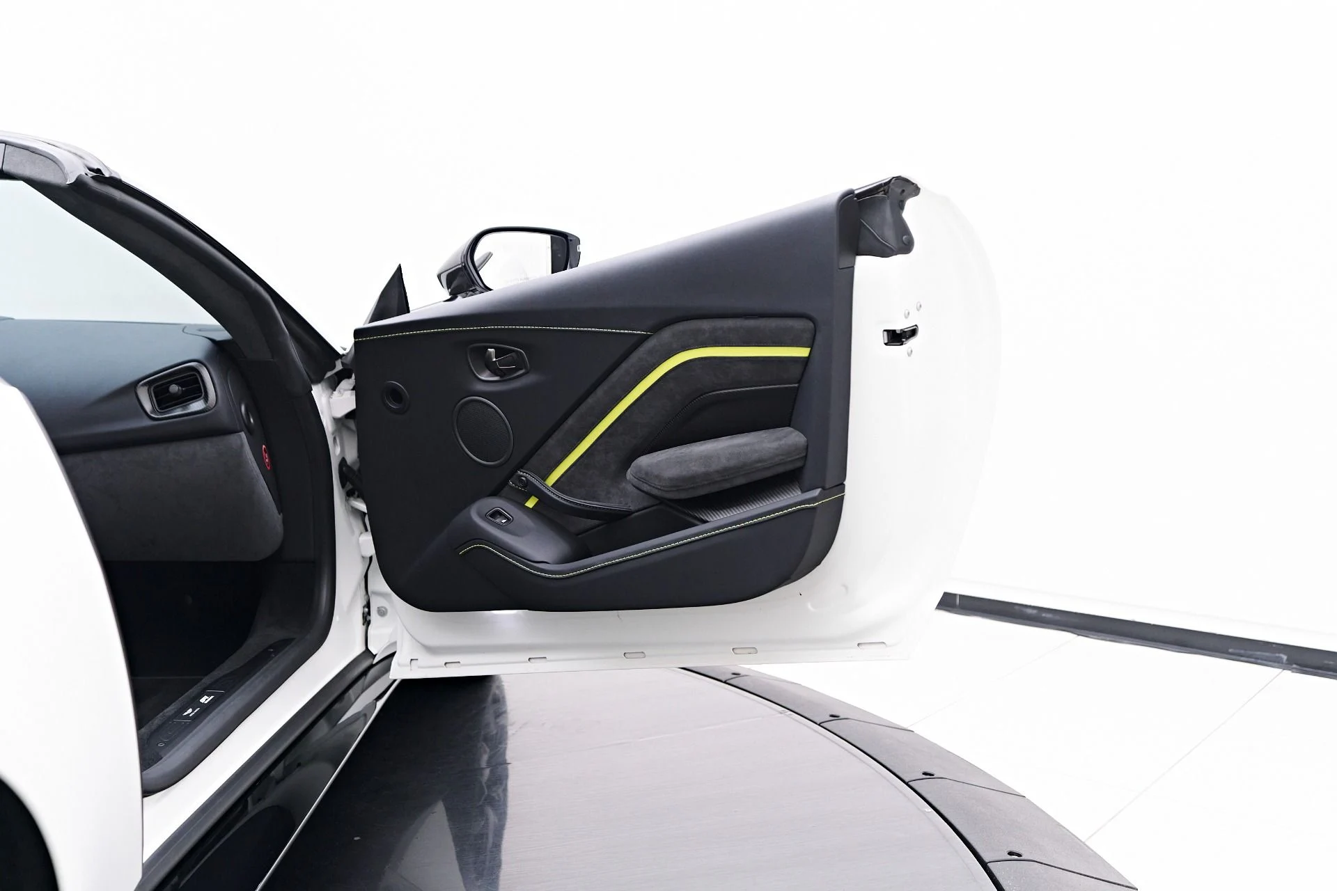 mph036_3062190687_Used_2023_Aston_Martin_Vantage_F1_Edition_1754013179_ad85026716