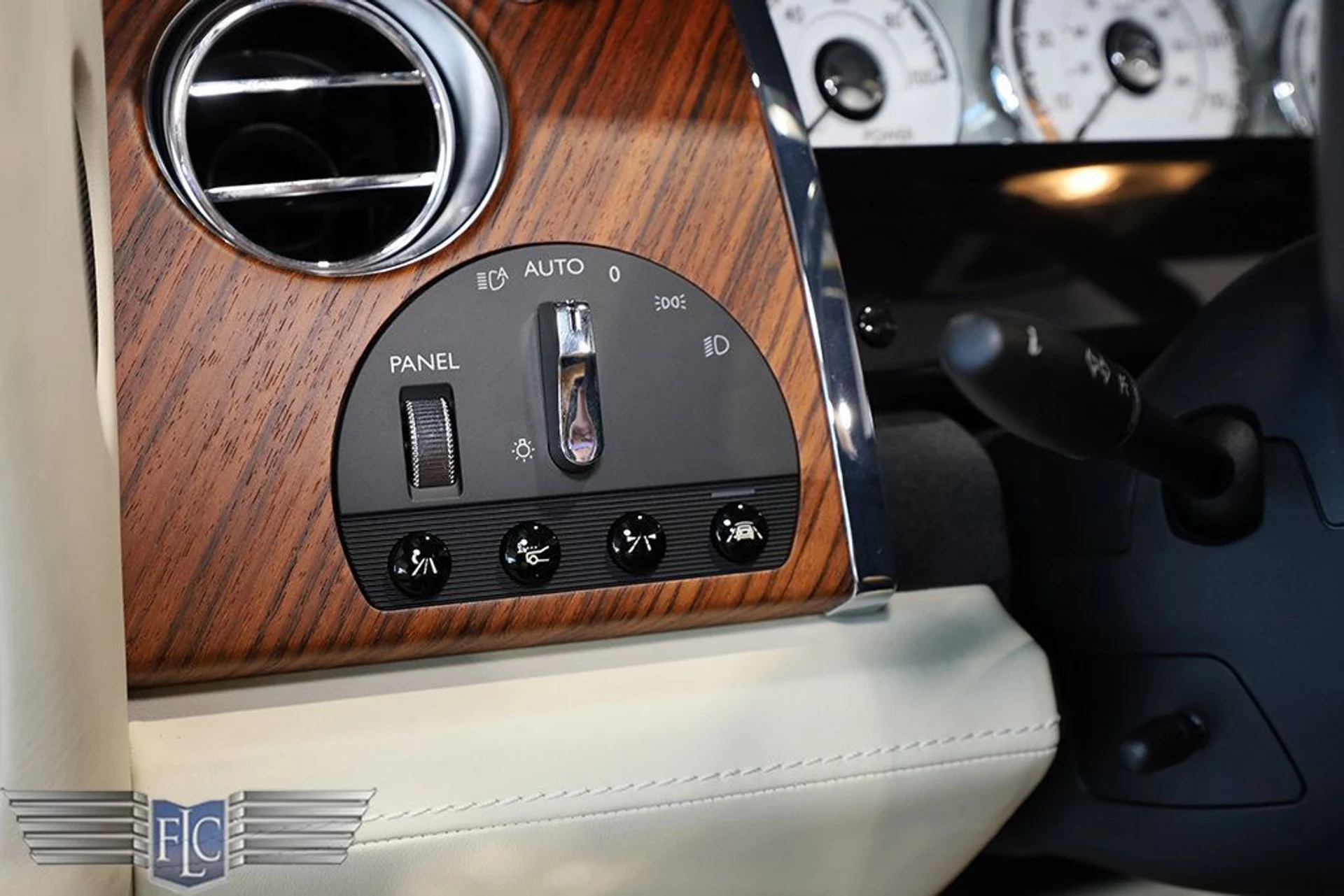 mph036_3076362943_used_2016_rolls_royce_dawn_2drconvertible_9689_23037962_37_1024_da5073ba65