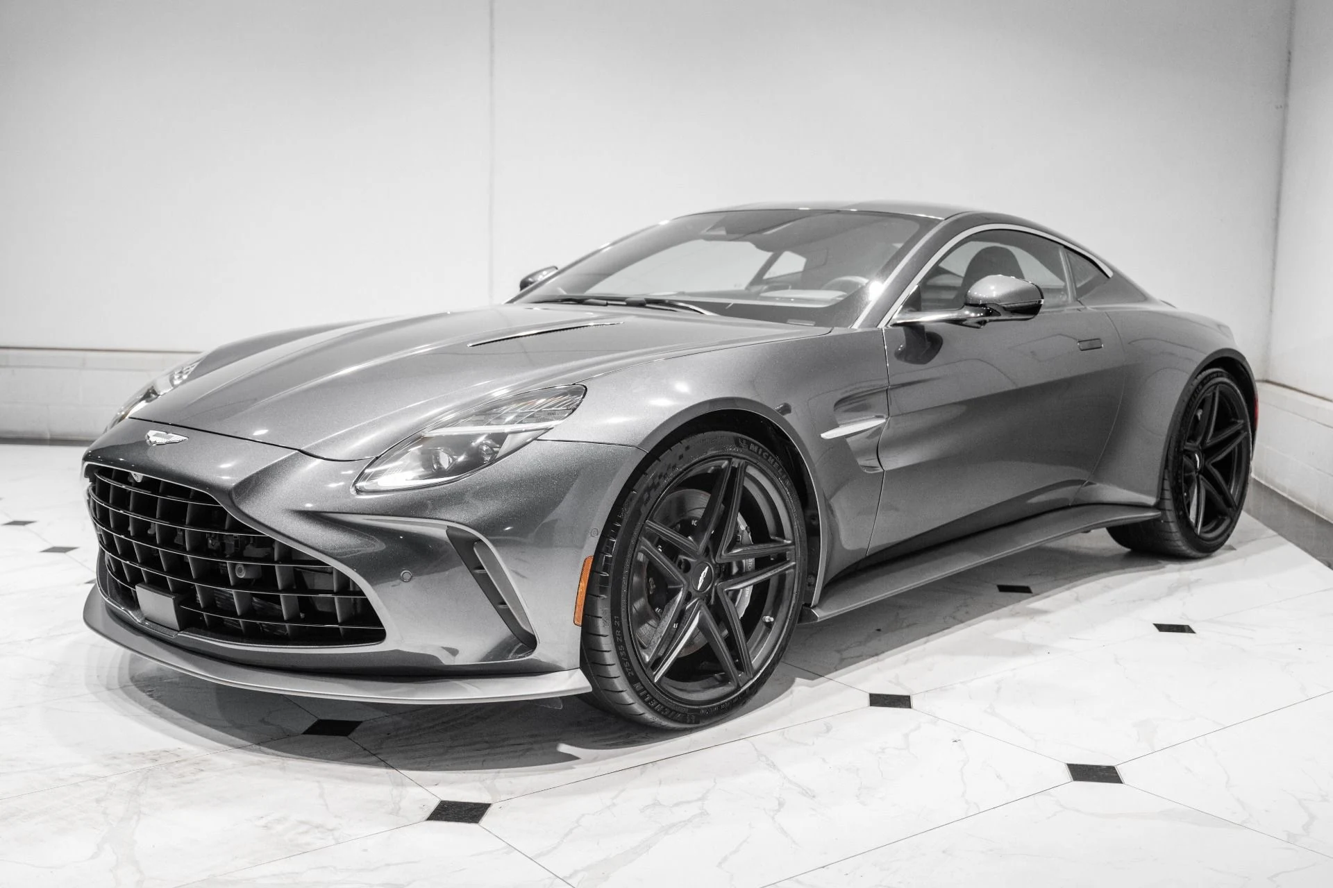 mph036_3142804494_Used_2025_Aston_Martin_Vantage_1784563036_2e9bebd909