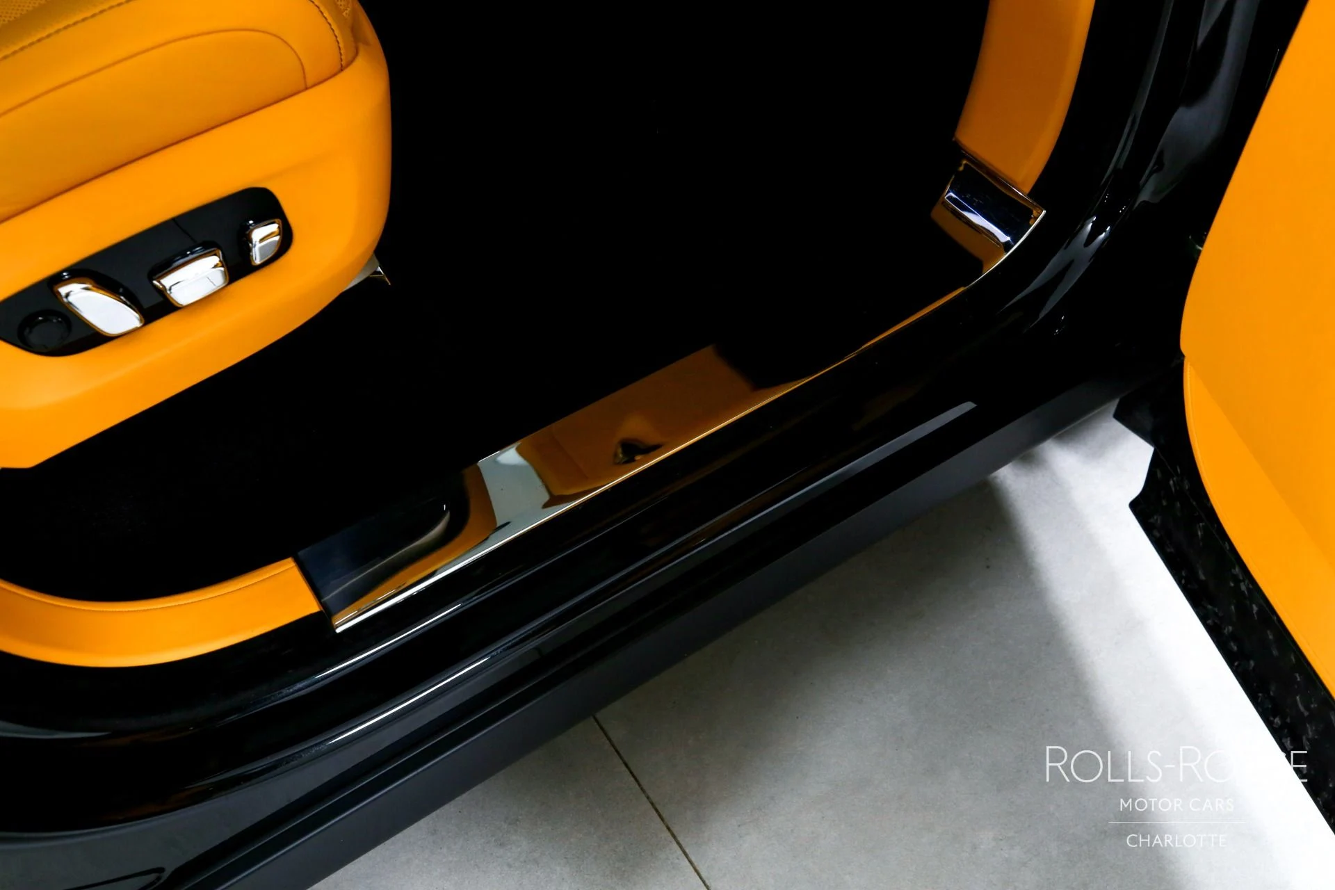 mph036_3170110375_Used_2024_Rolls_Royce_Cullinan_1764777967_73e8e39c47