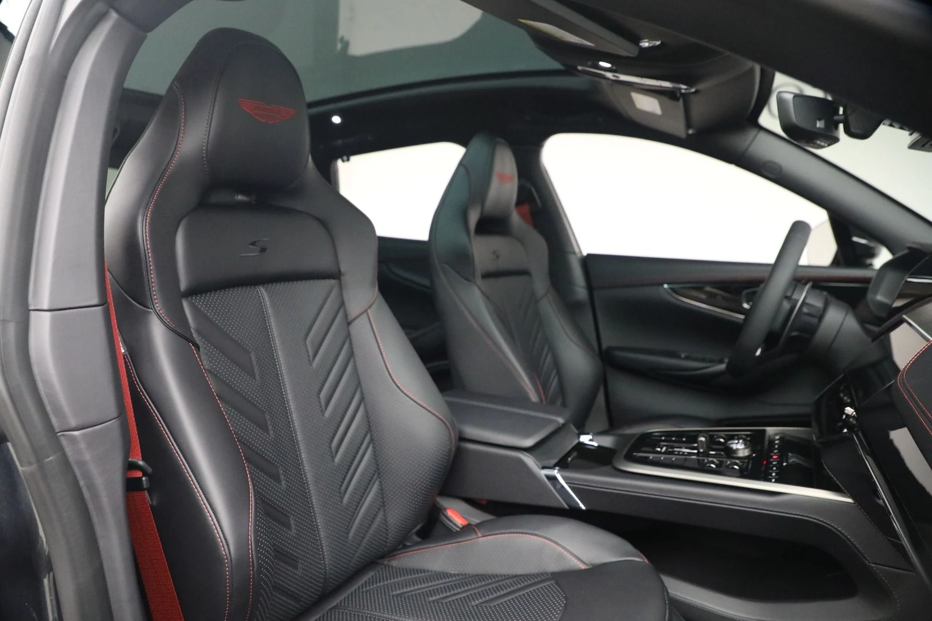 mph036_3211761855_New_2026_Aston_Martin_DBX_S_1775590563_873379c9cd