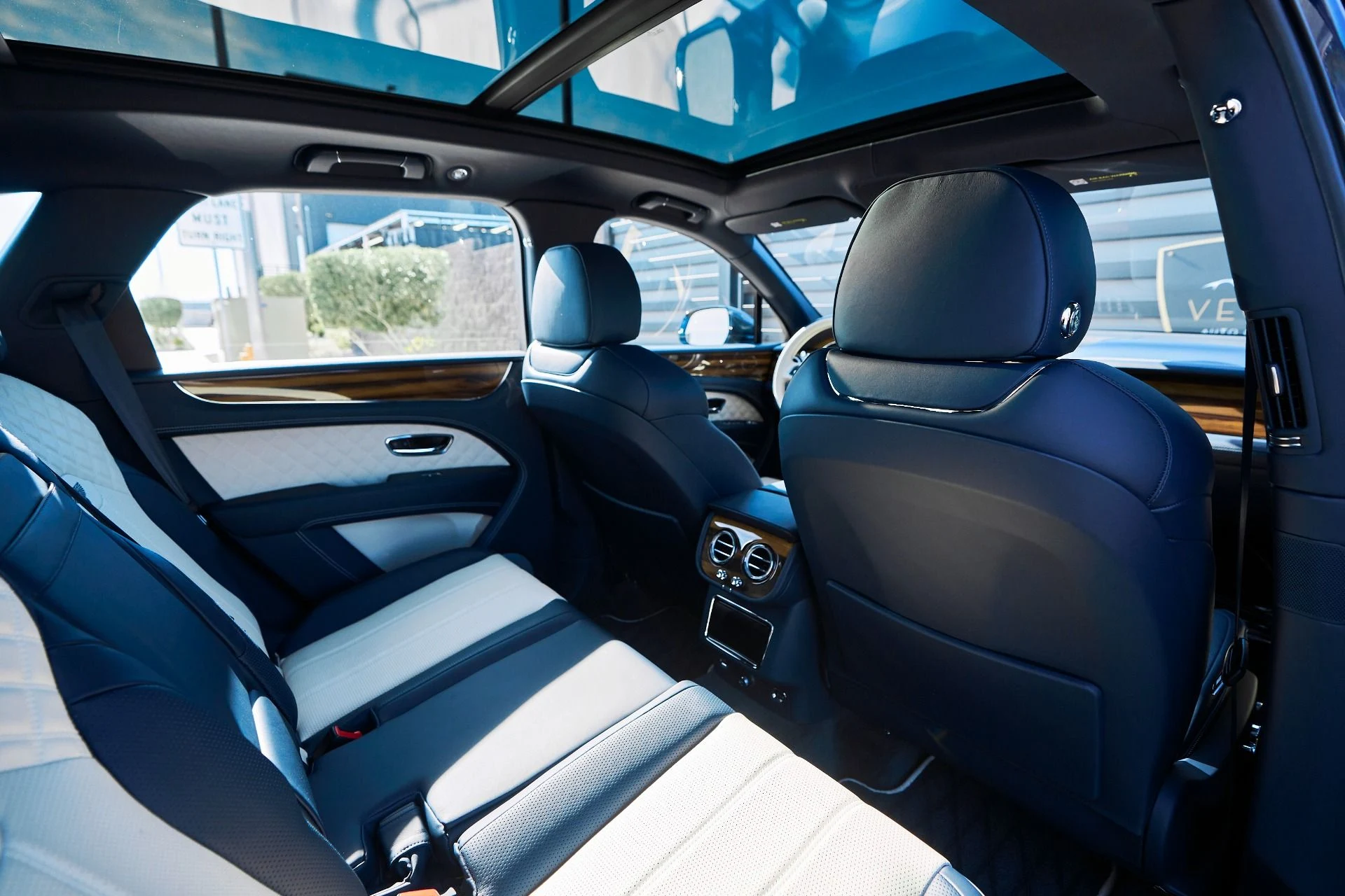 mph036_3223202152_Used_2021_Bentley_Bentayga_V8_1764209018_8fee00bcc7