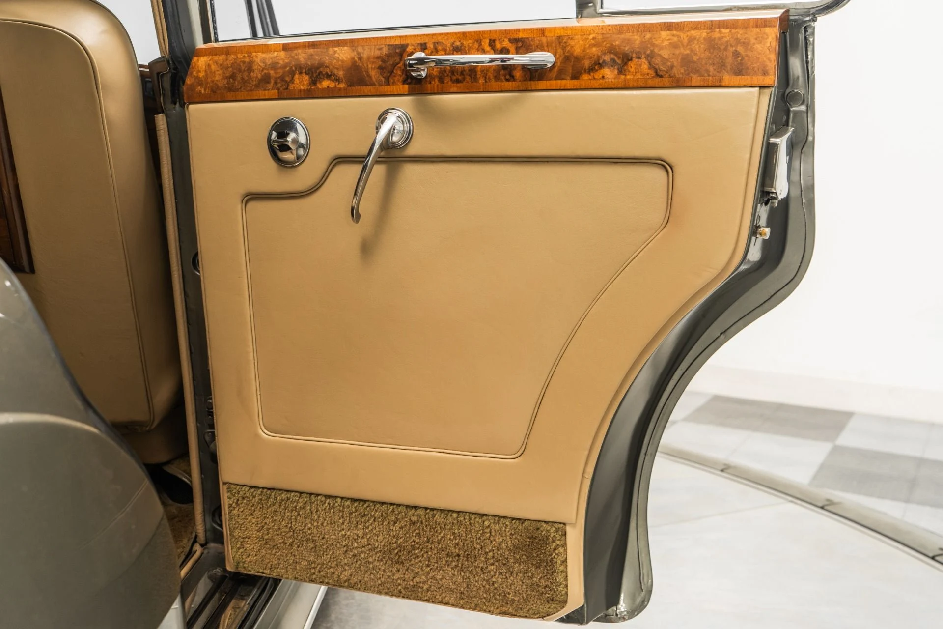 mph036_3249059823_Used_1960_Rolls_Royce_Silver_Cloud_II_Old_World_Luxury_Hand_Built_Craftsmanship_1757511500_62e737a935