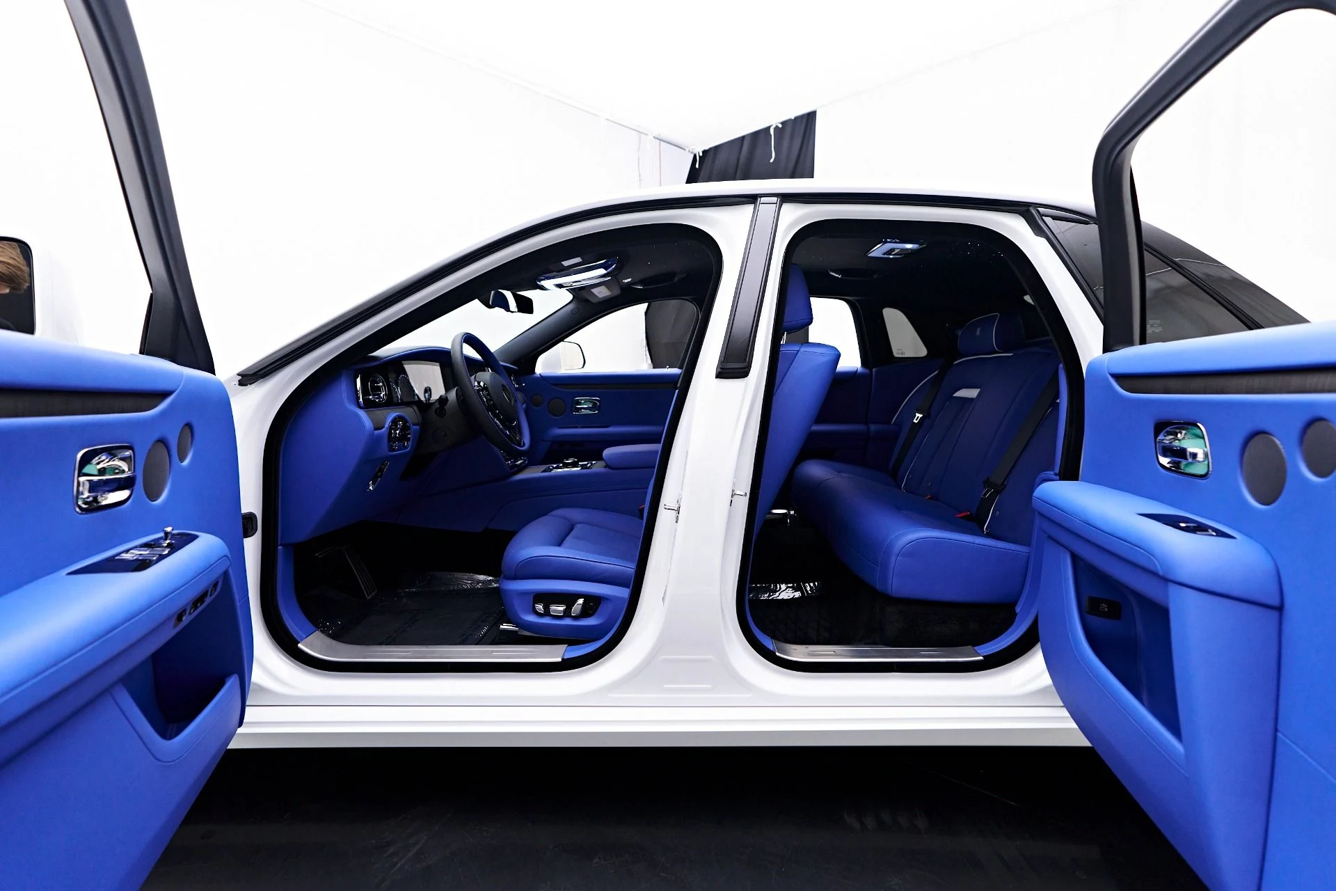 mph036_3249338908_Used_2024_Rolls_Royce_Ghost_Base_1757190834_ea18ae60b6