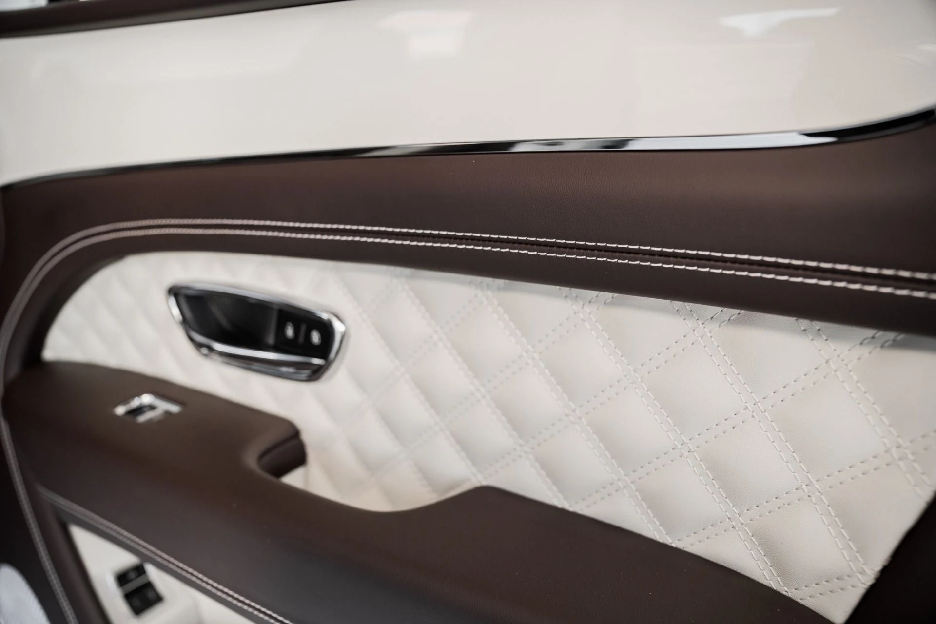 mph036_3250159516_Used_2023_Bentley_Bentayga_Azure_1673896555_c763976235