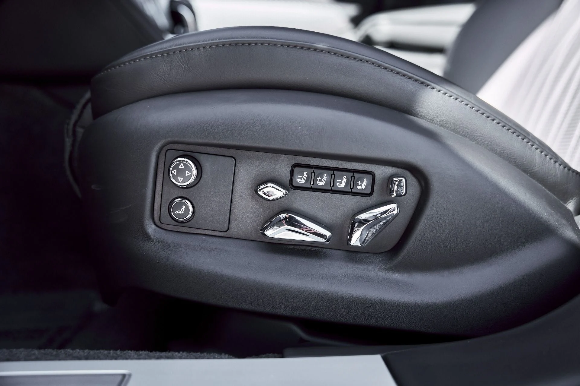 mph036_3285847911_Used_2023_Bentley_Flying_Spur_V8_1773280670_b4c043bb75