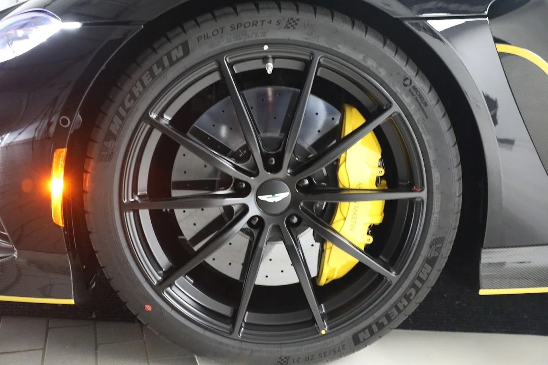 mph036_3295837482_Used_2023_Aston_Martin_Vantage_V12_1687444728_fd26e52fca