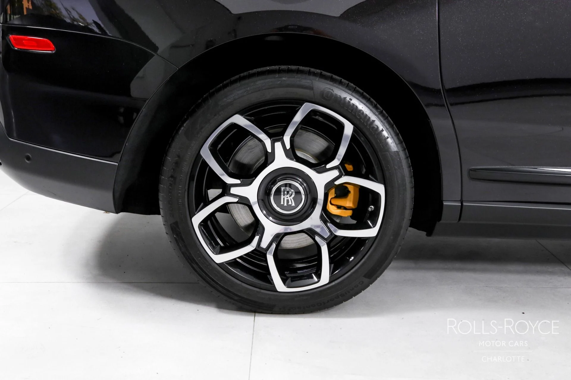 mph036_3302556612_Used_2023_Rolls_Royce_Black_Badge_Cullinan_1767375090_2ef38f78ec