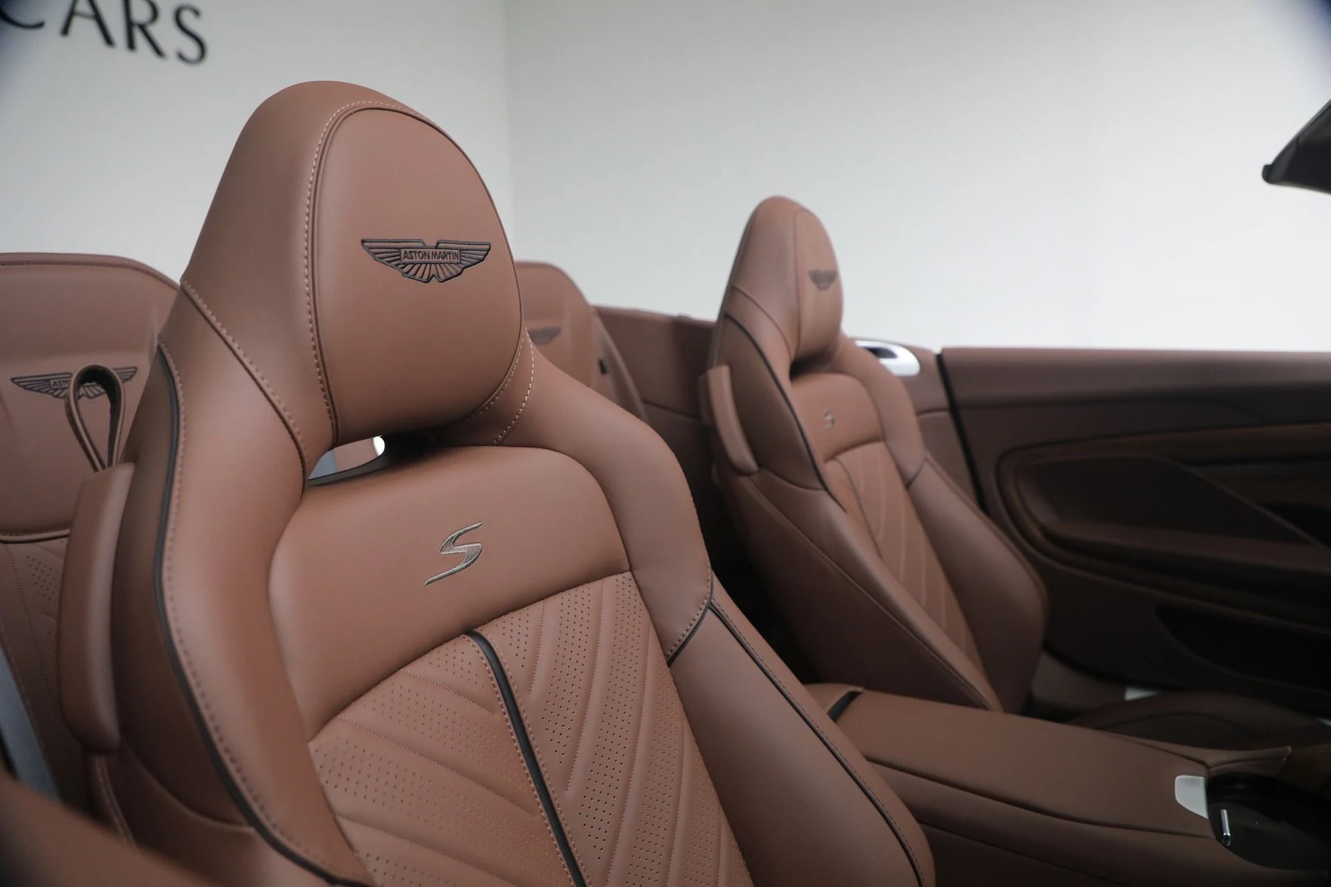 mph036_3328270246_New_2026_Aston_Martin_DB_12_S_Volante_1781361339_6f5f2be737