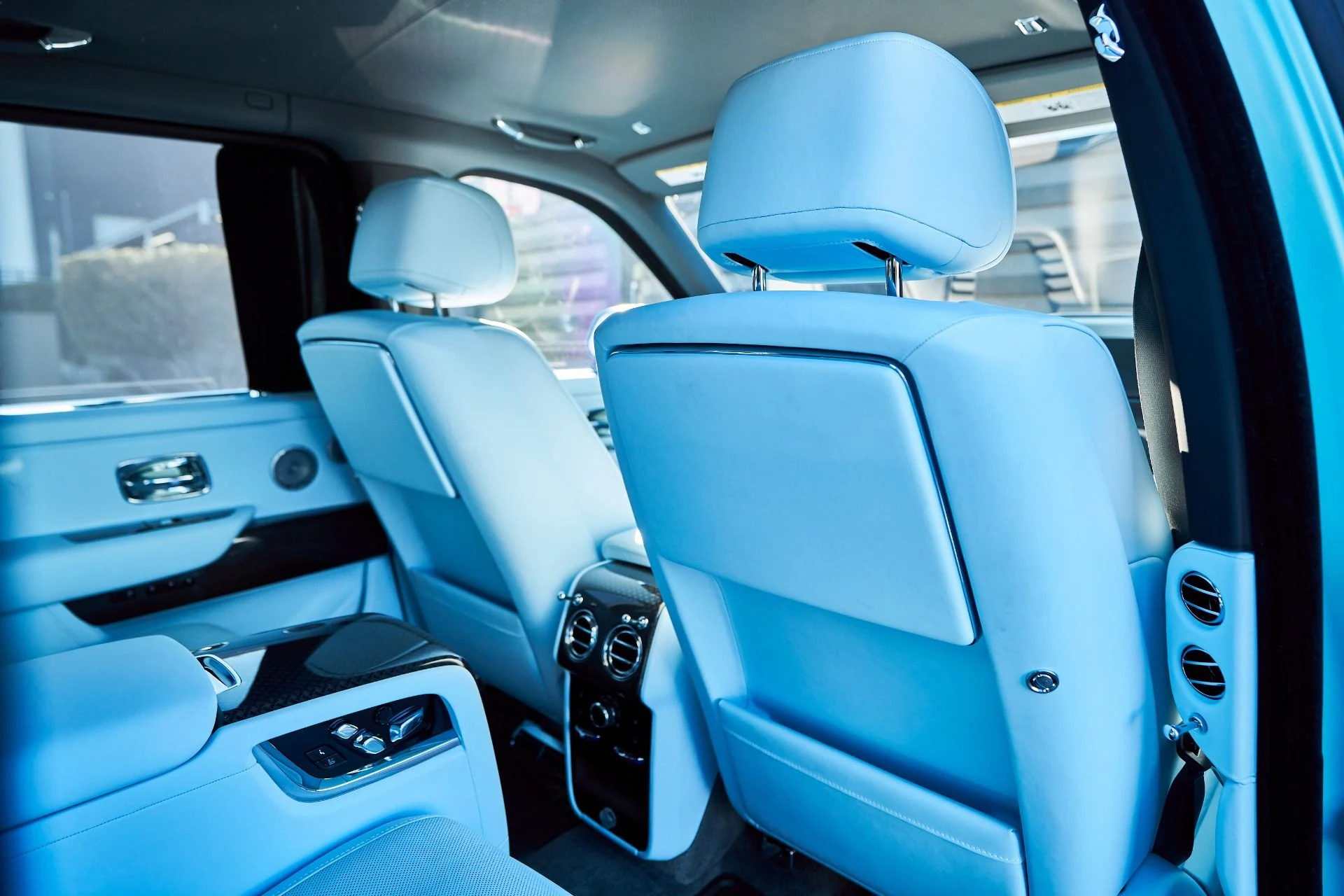 mph036_3334250585_Used_2022_Rolls_Royce_Cullinan_Black_Badge_1765411037_ac90121071