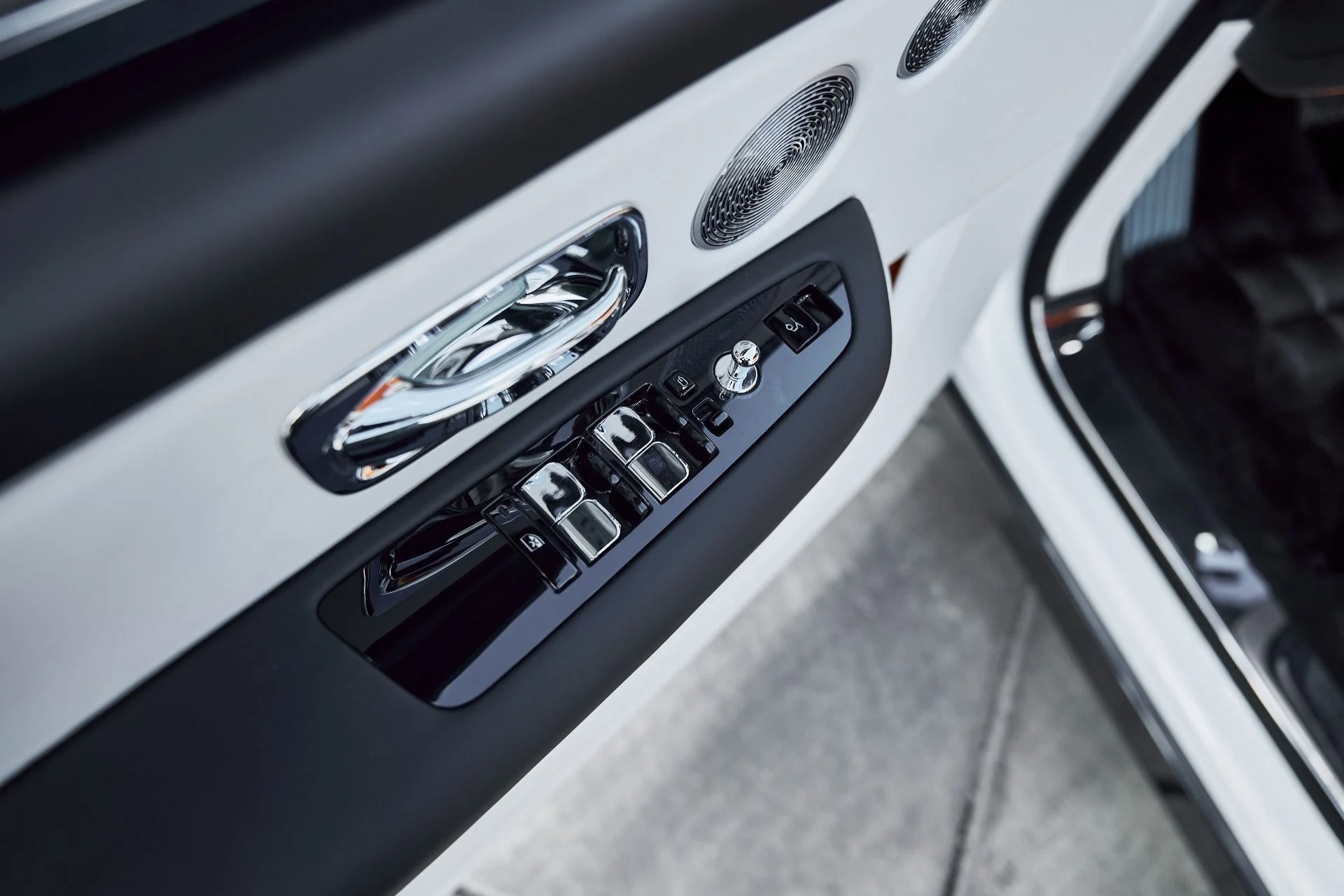 mph036_333605297_Used_2026_Rolls_Royce_Cullinan_Base_1766884766_c3e66e9dd6