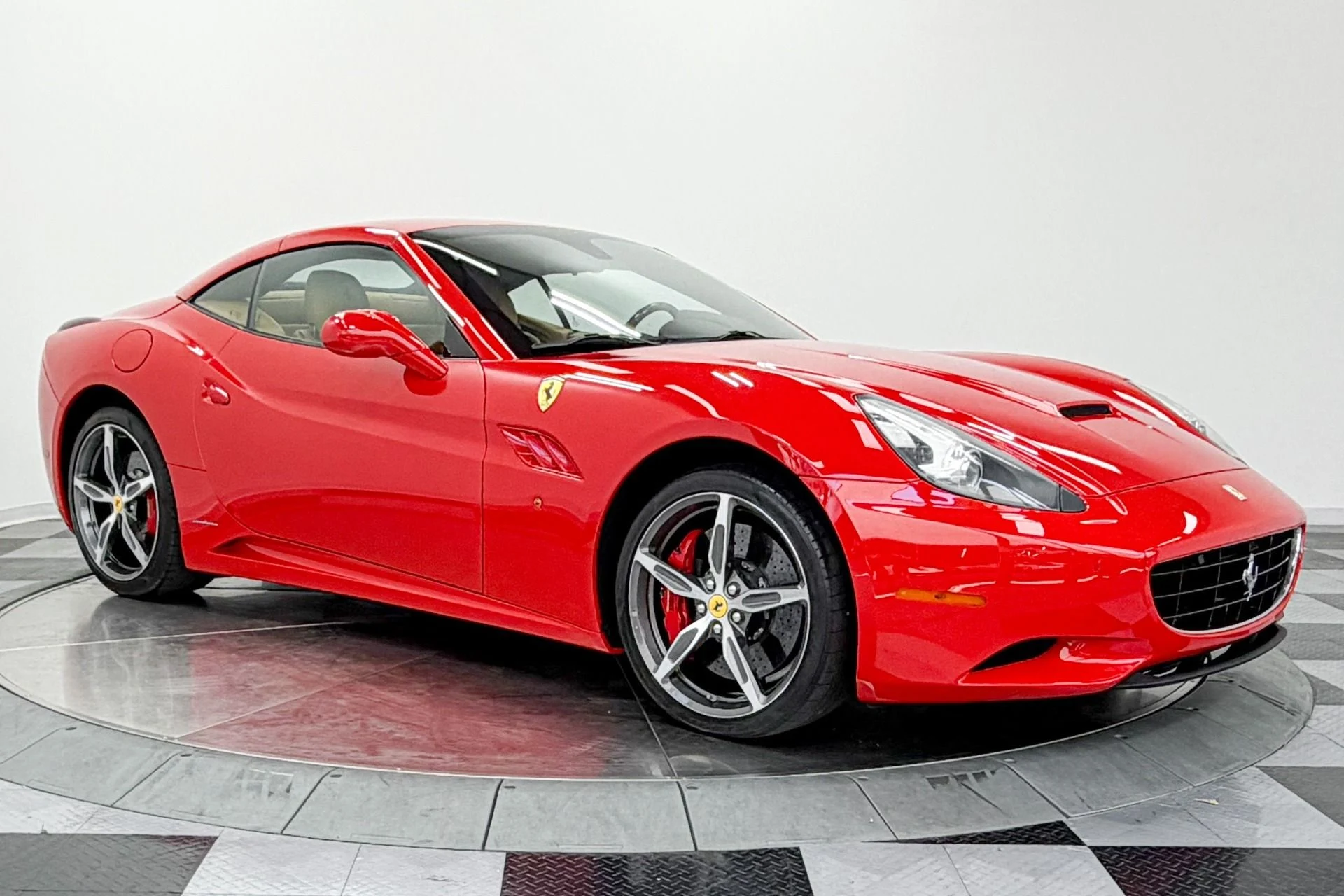 mph036_3364286197_Used_2014_Ferrari_California_Daytona_Seats_490_Horsepower_Carbon_Fiber_Steering_Wheel_w_LE_Ds_1783362230_6fe8497eea