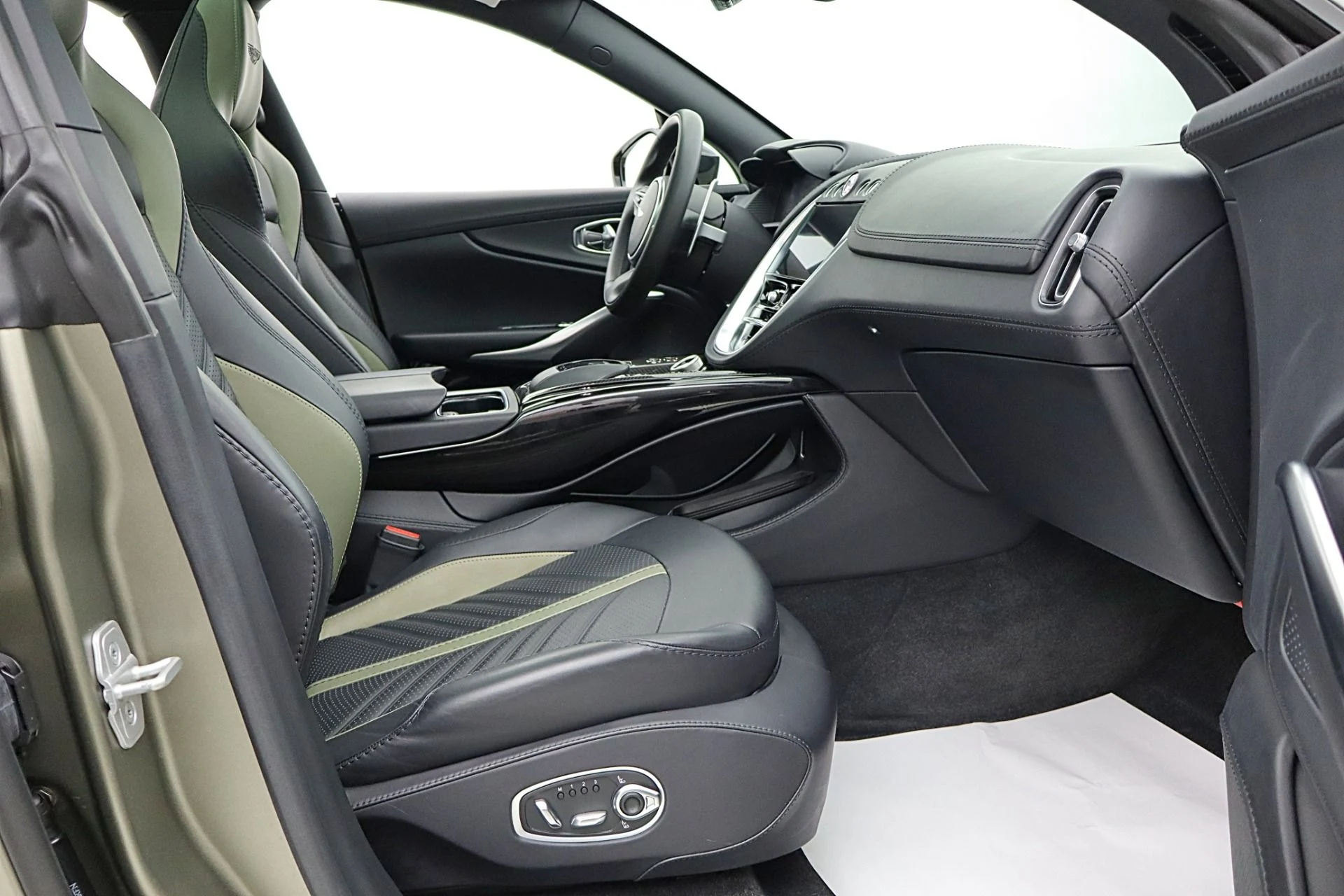 mph036_3376410213_Used_2023_Aston_Martin_DBX_707_d11a146fdc