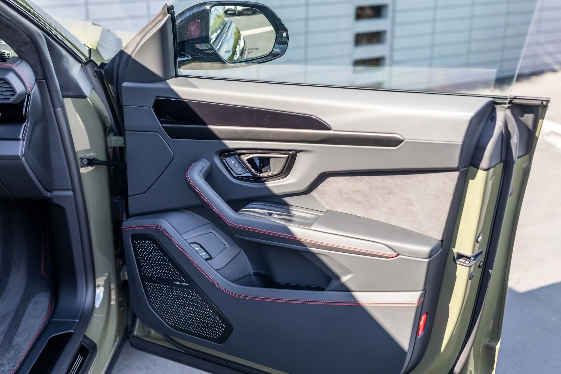 mph036_3378809942_Used_2023_Lamborghini_Urus_S_1764103574_d08ff18365