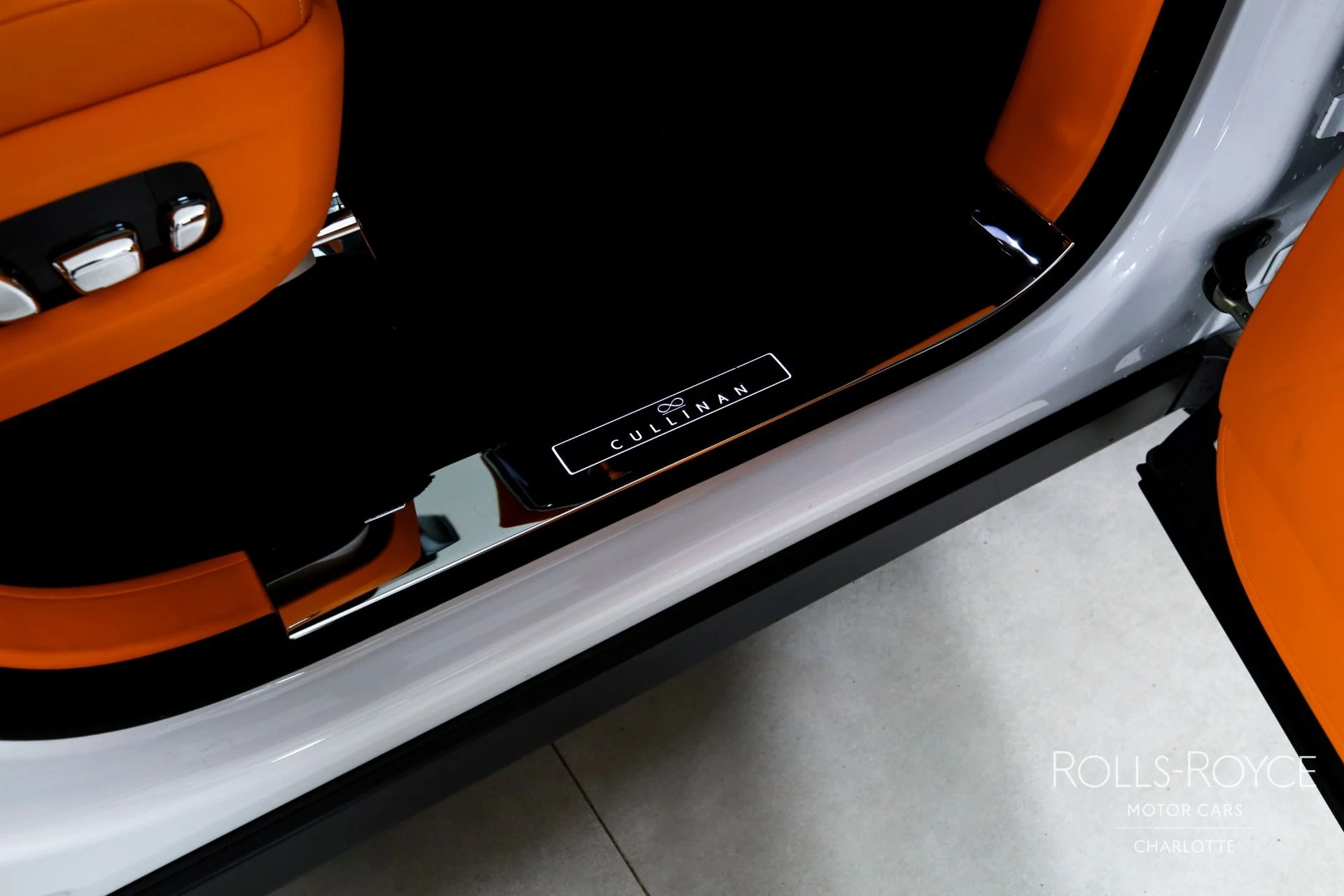 mph036_3398872972_Used_2022_Rolls_Royce_Black_Badge_Cullinan_1764197182_752cd23065