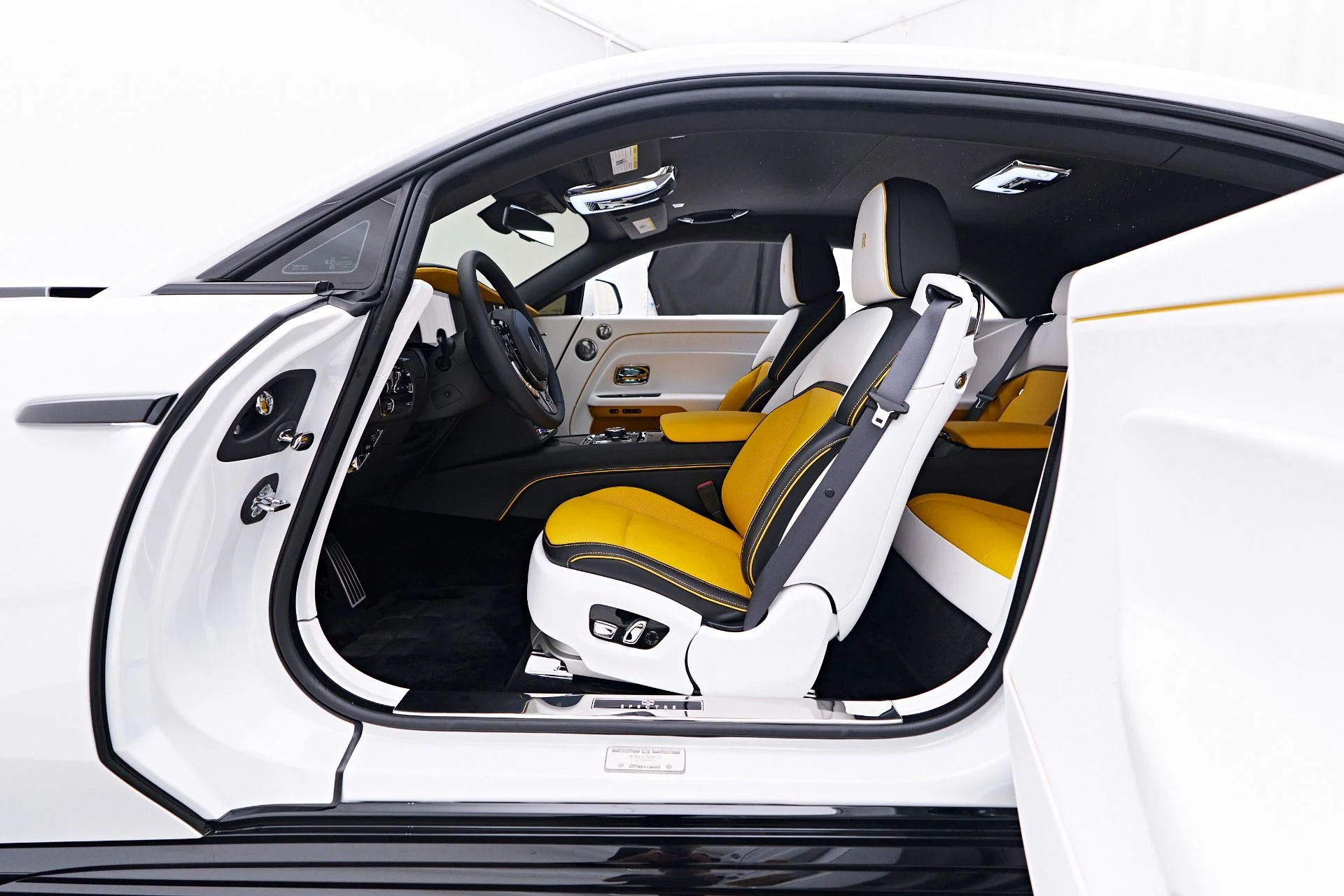 mph036_3435802120_Used_2025_Rolls_Royce_Spectre_Base_1753213338_04c7ece2d9