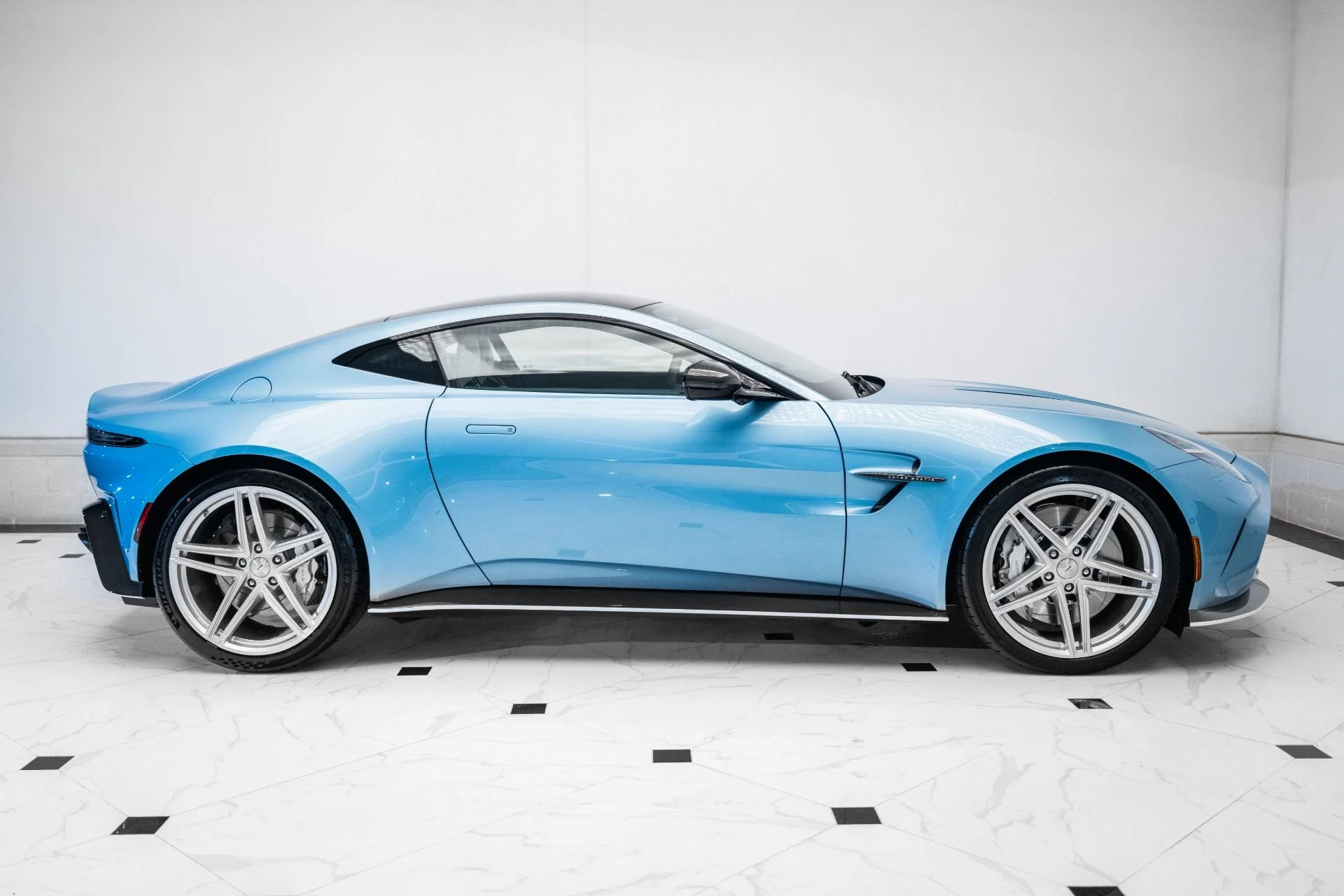 mph036_3488002572_Used_2025_Aston_Martin_Vantage_Coupe_1741617065_0f3bf1123c