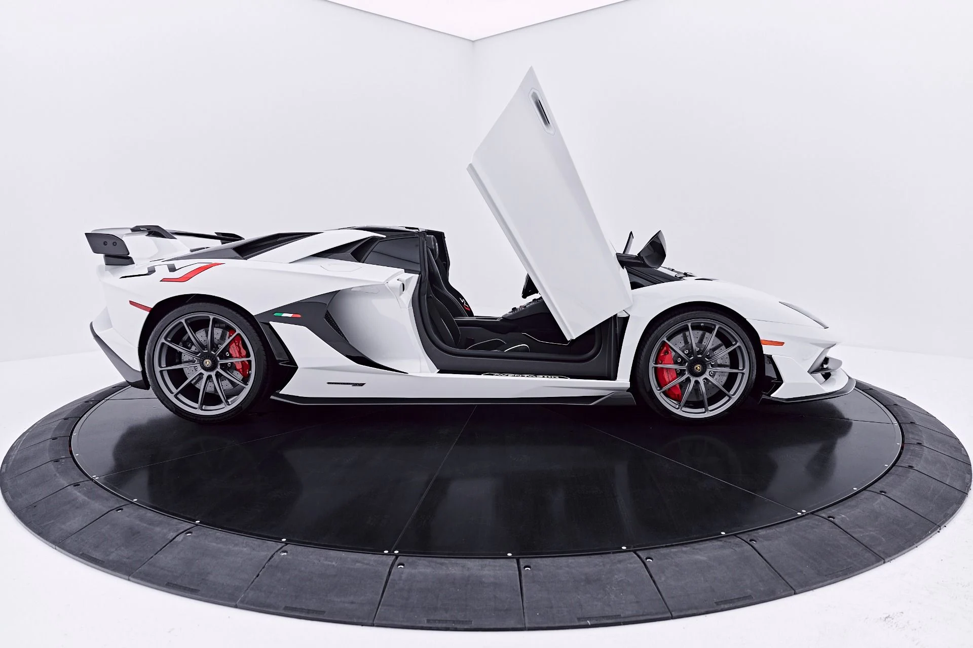 mph036_3494713733_Used_2021_Lamborghini_Aventador_SVJ_Base_1784080203_e71de52156