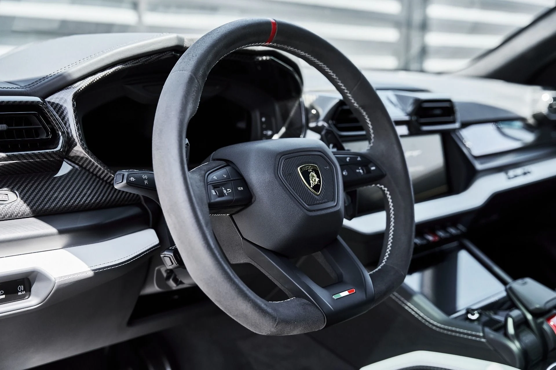 mph036_3550619134_Used_2025_Lamborghini_Urus_SE_1781314225_53d1cf38ab