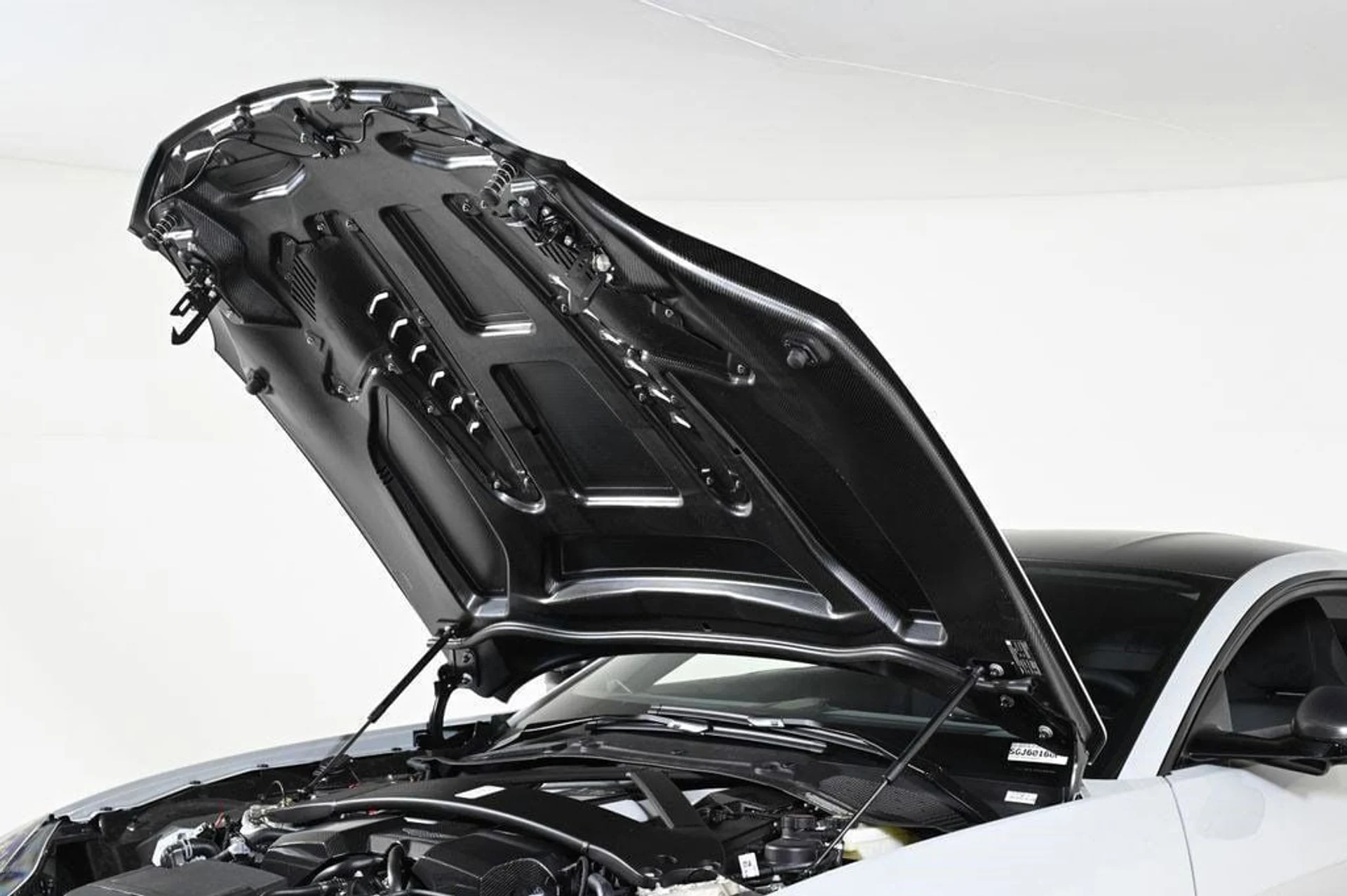 mph036_3599243649_used_2025_aston_martin_vanquish_coupe_11350_22829268_36_1024_1a1d5b53d7