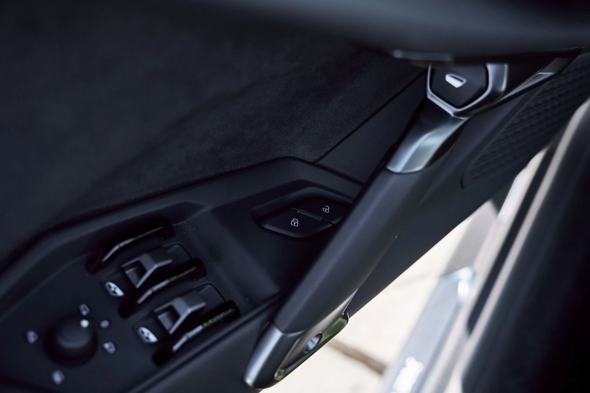 mph036_3637219648_Used_2025_Lamborghini_Revuelto_Base_1769824562_dd4075ae36