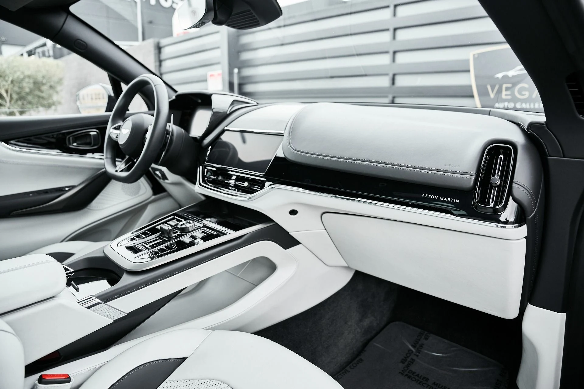 mph036_3646923748_Used_2025_Aston_Martin_DBX_707_1775007992_ca976ed0d3