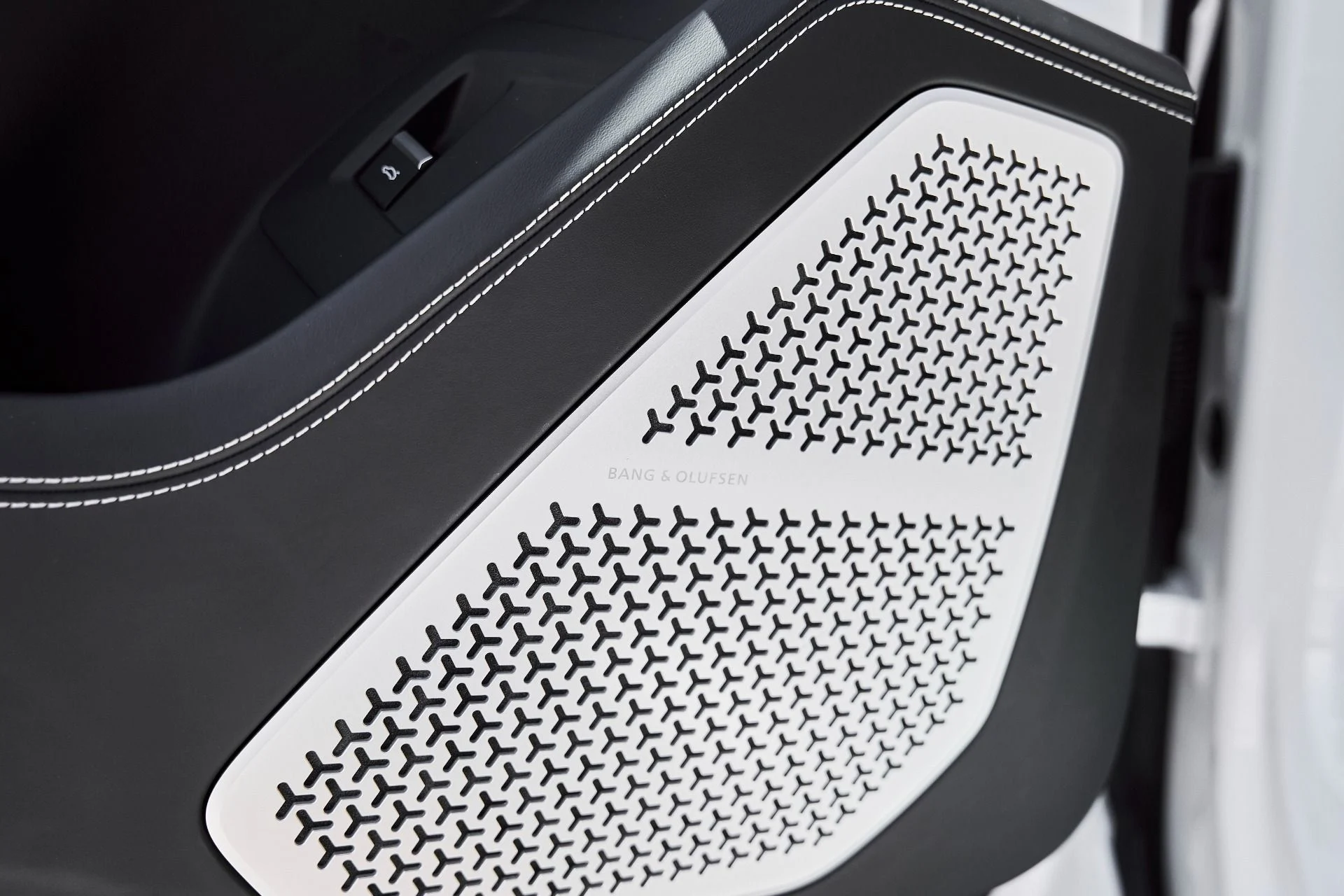 mph036_3674708919_Used_2019_Lamborghini_Urus_Base_1776301855_c4bd132011