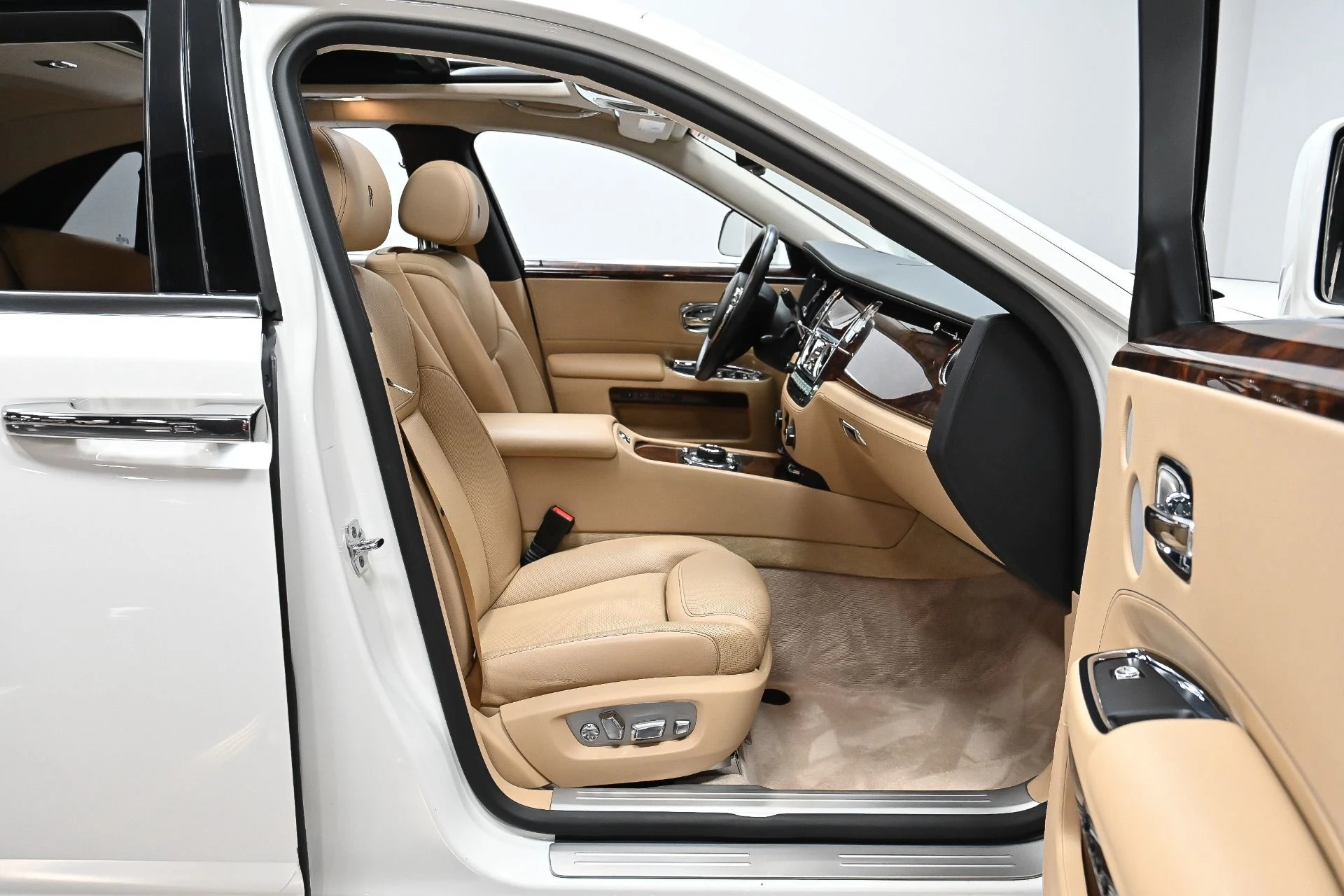 mph036_3675993404_Used_2017_Rolls_Royce_Ghost_1749695060_0d20b362bf