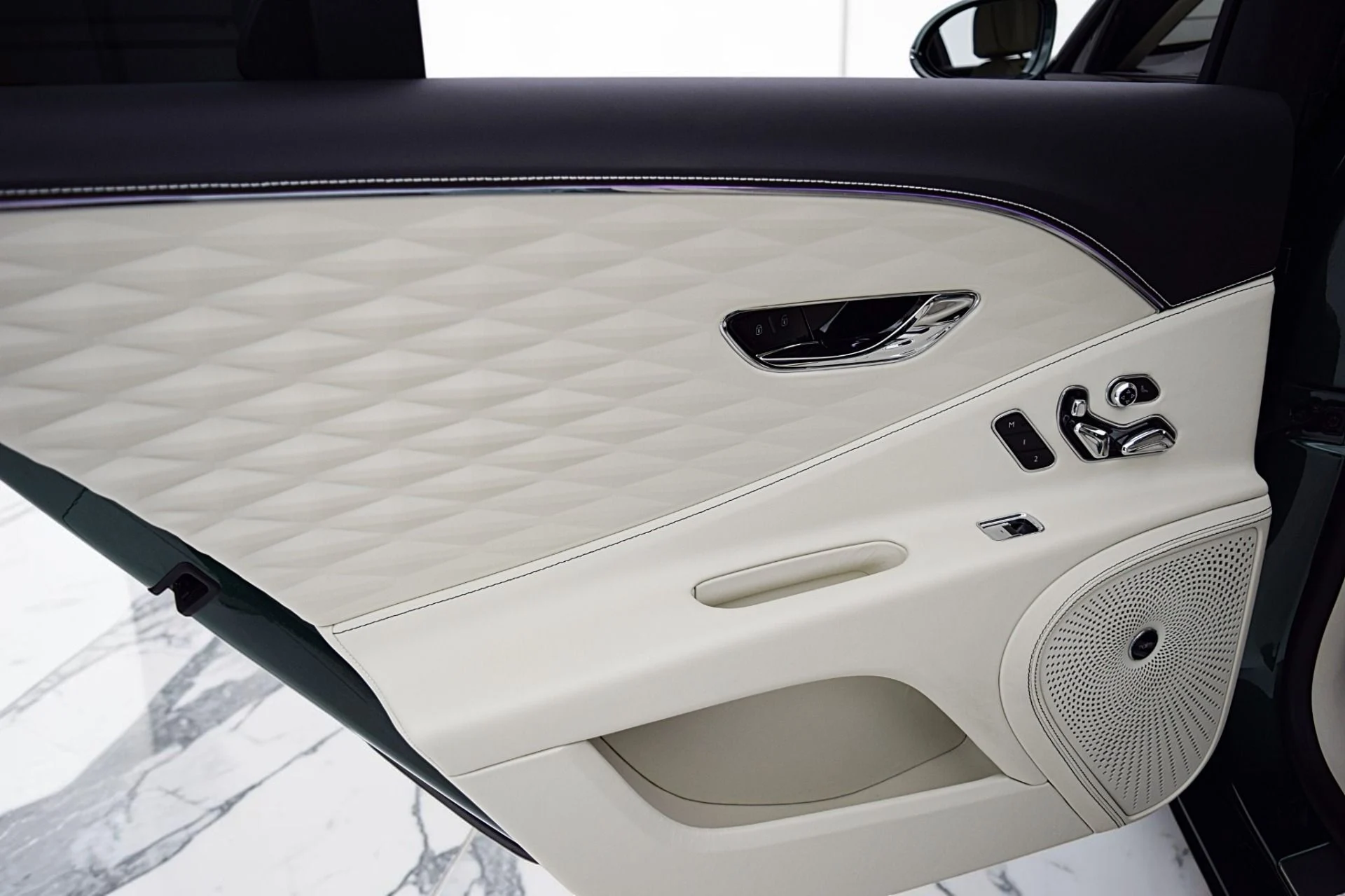mph036_3714963210_Used_2022_Bentley_Flying_Spur_V8_544ee40ba6