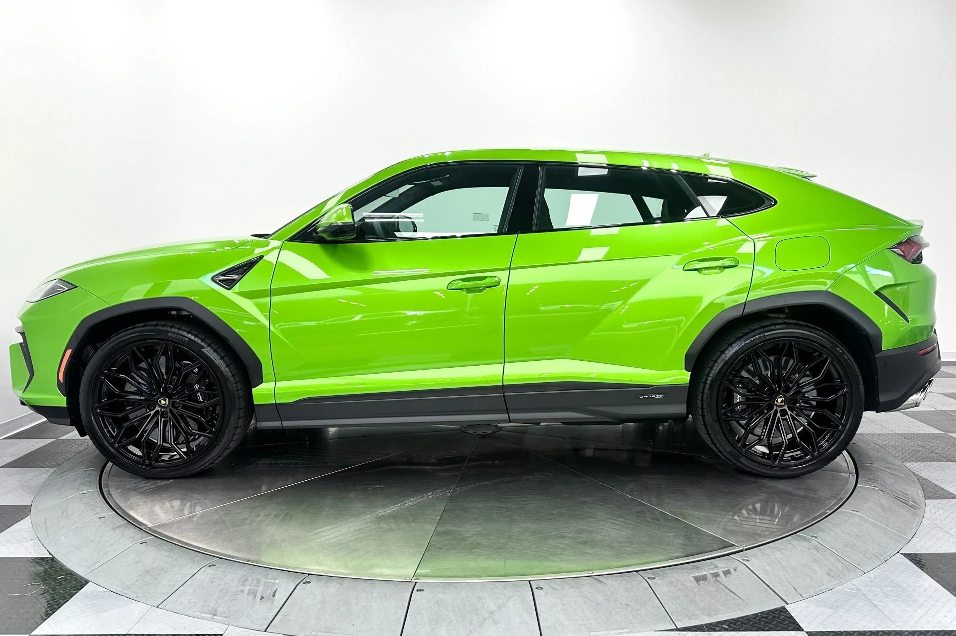 mph036_3736696090_Used_2025_Lamborghini_Urus_SE_Bicolor_Sportive_Interior_870_Miles_789_Horsepower_1772047761_0aa927a818