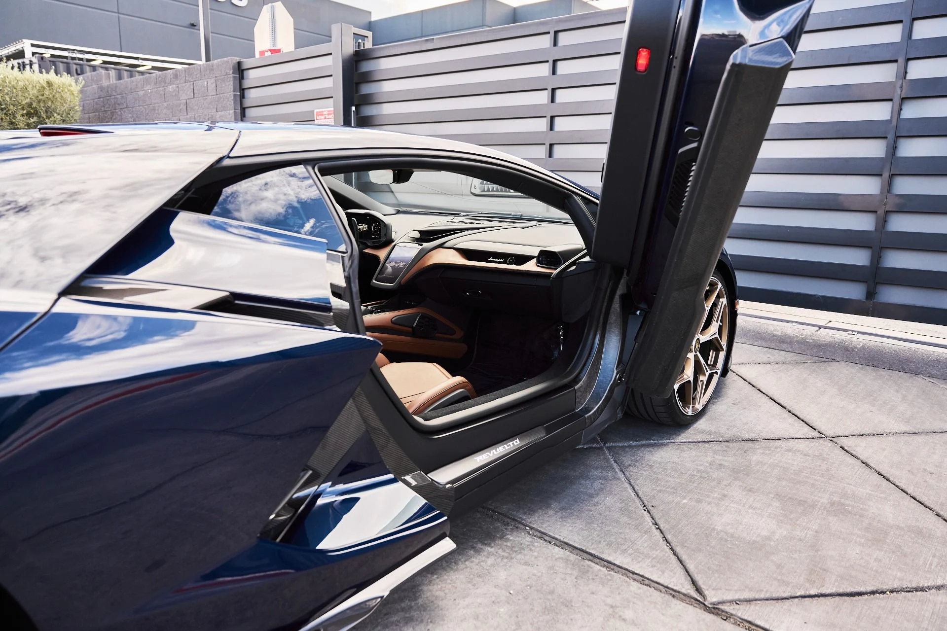 mph036_3737487257_Used_2025_Lamborghini_Revuelto_Base_1777078122_4deec8a2d5