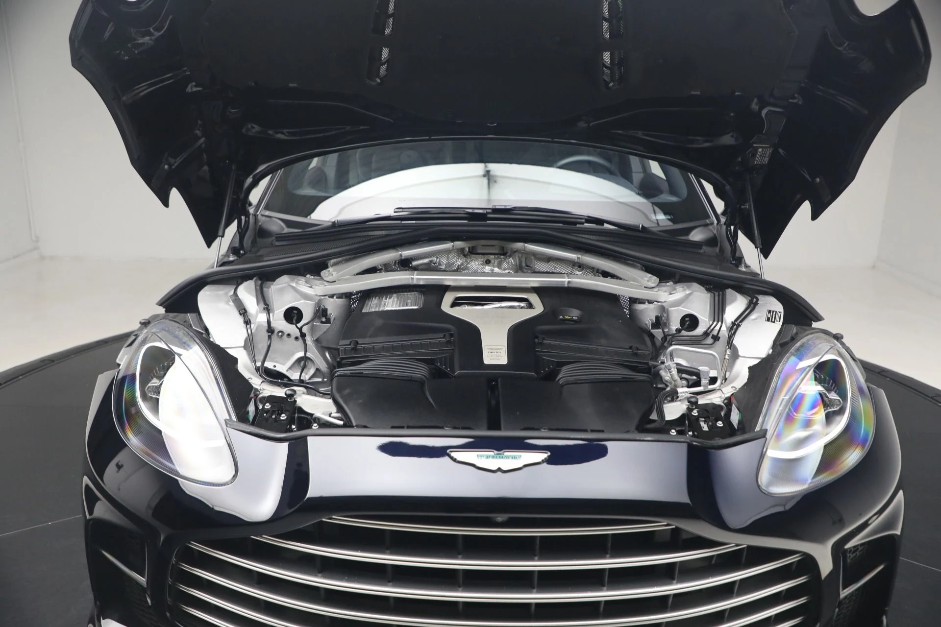 mph036_3737847291_Used_2025_Aston_Martin_DBX_707_1782252692_cc9a90ca5a