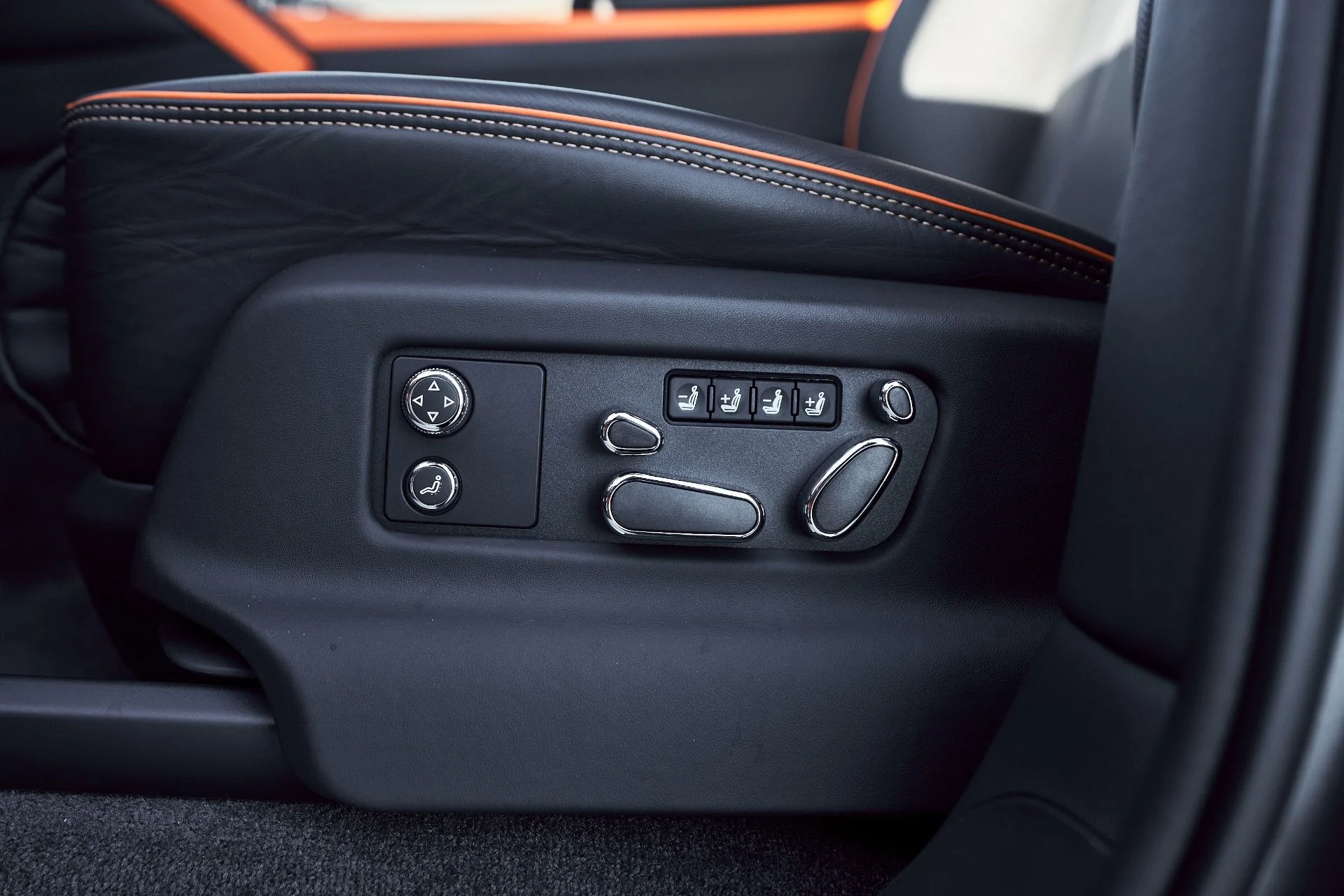 mph036_3753469359_Used_2025_Bentley_Bentayga_S_Black_Edition_1764904198_0e95f55349