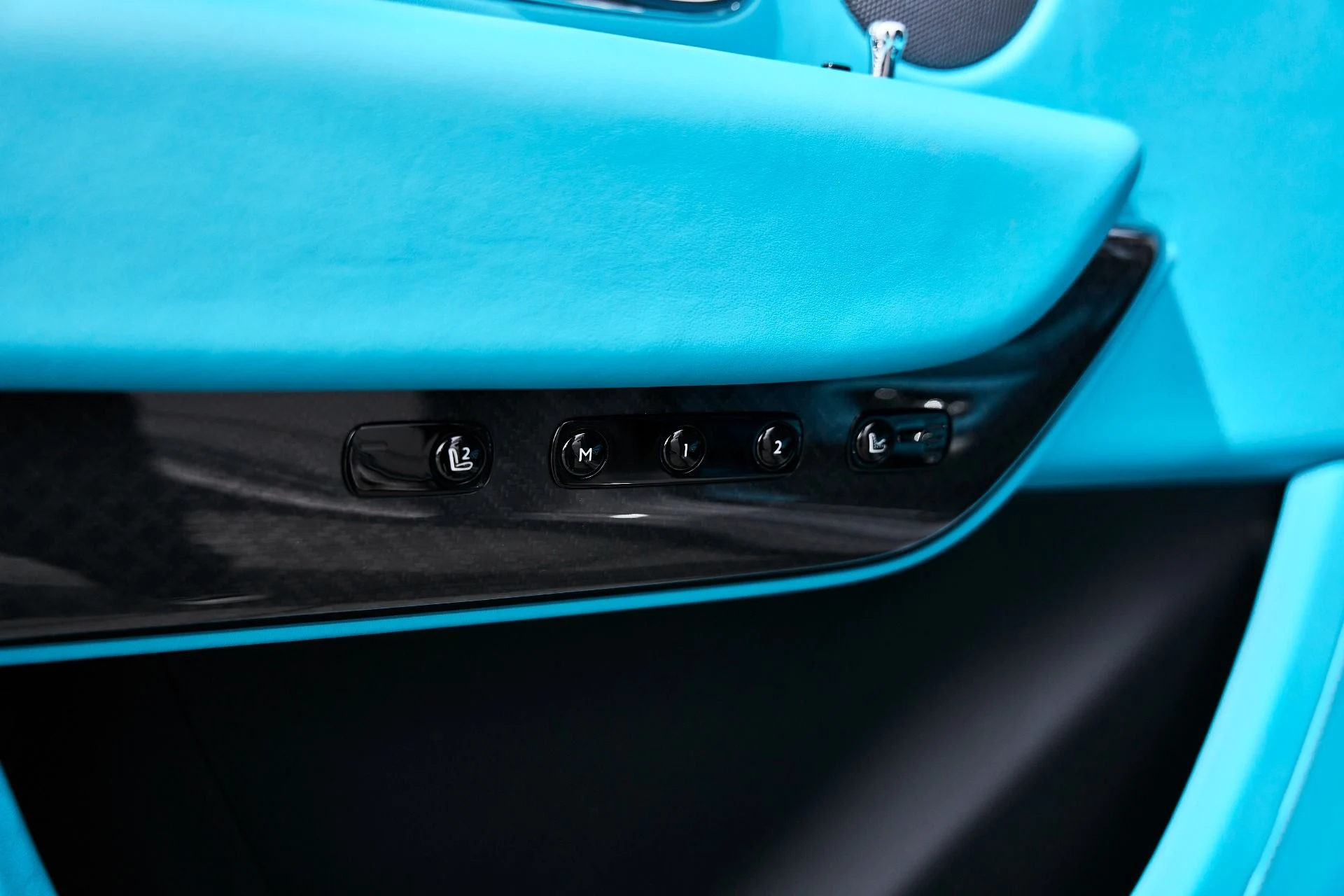 mph036_3774320090_Used_2025_Rolls_Royce_Cullinan_Black_Badge_1774912498_766a5a3ab6