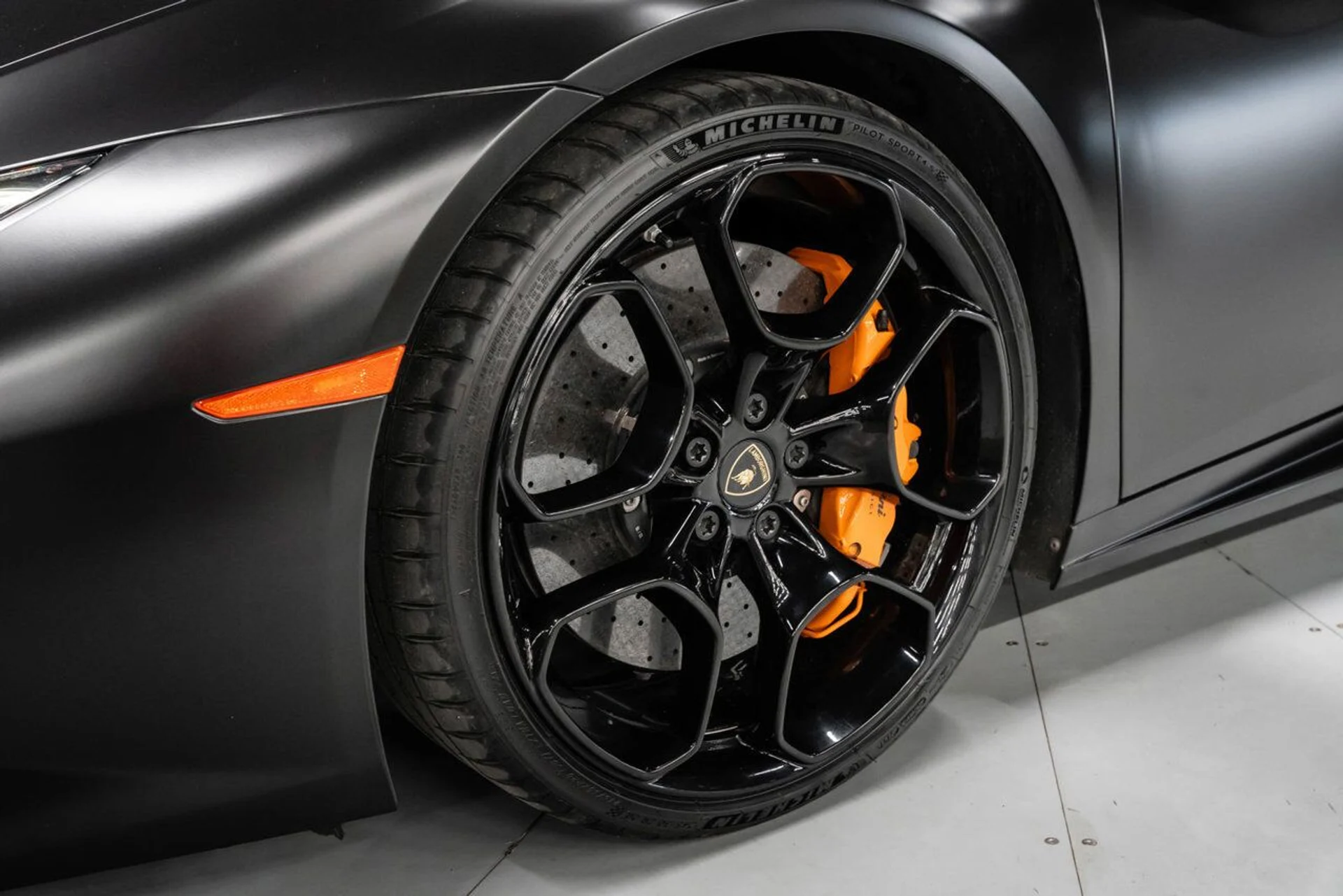 mph036_380275468_lamborghini_huracan_2016_8e7c8e4c33