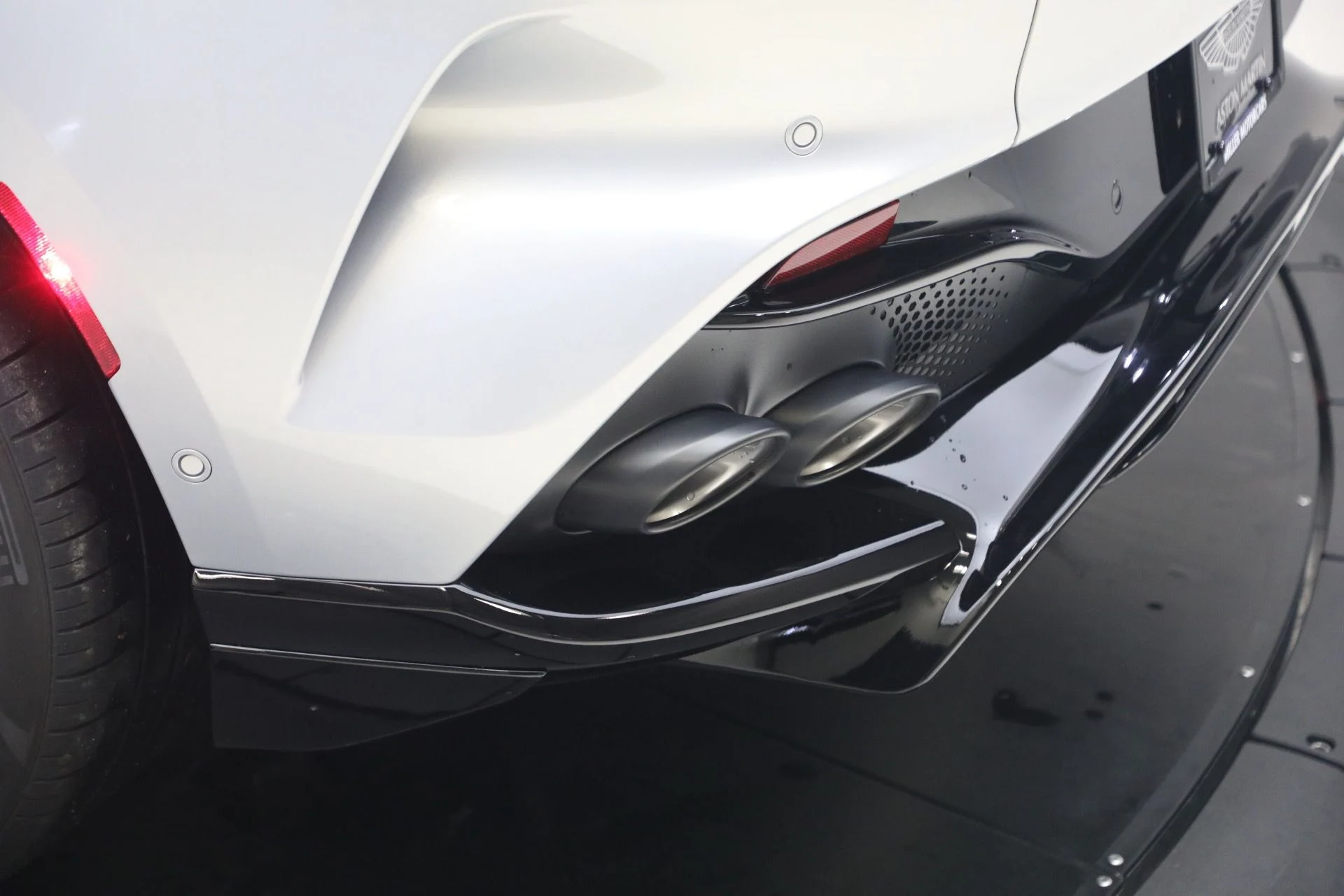 mph036_3822880784_New_2026_Aston_Martin_DBX_707_1767986613_50ddb378e4