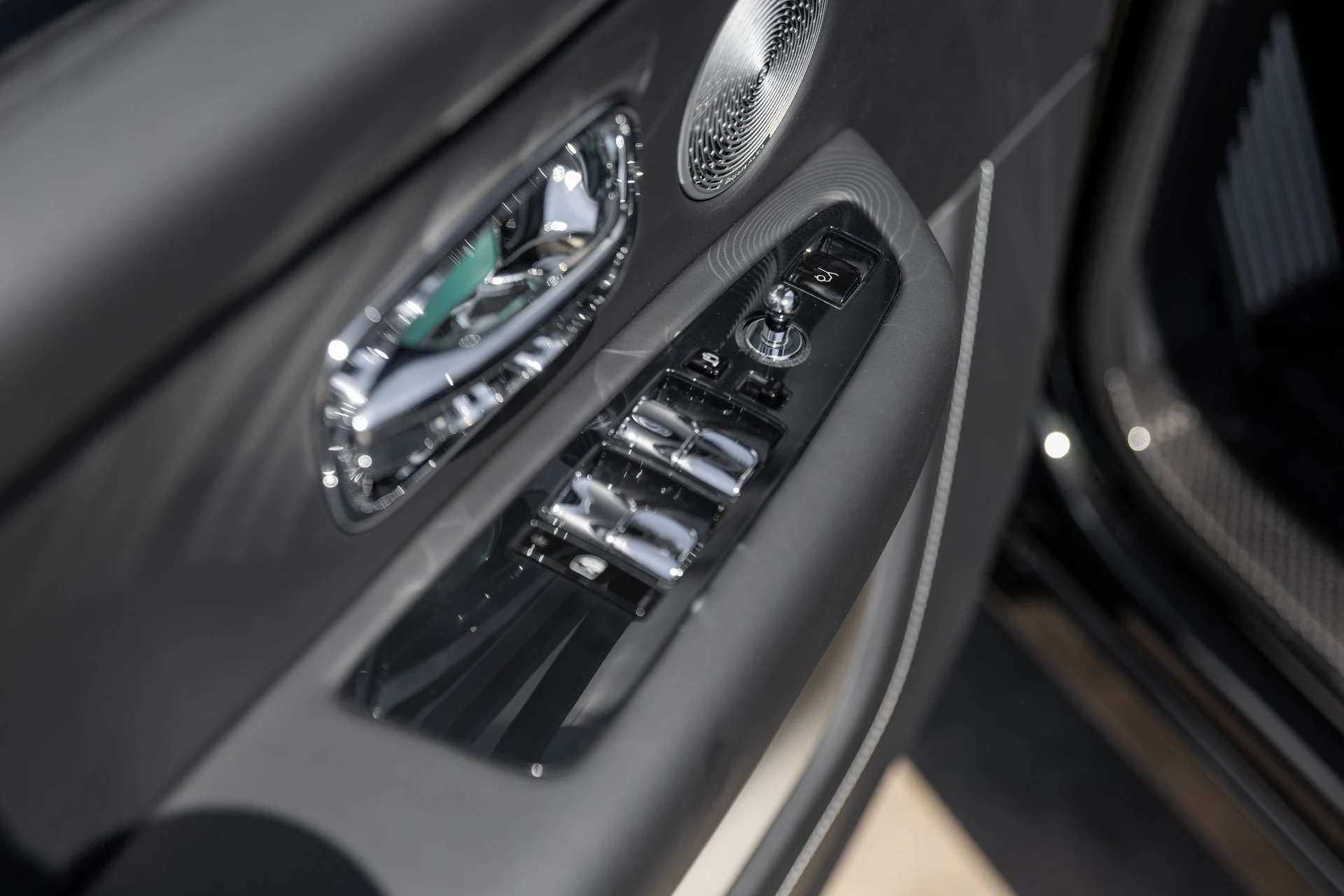 mph036_3843507133_Hi_Tech_Luxury_Imports_LLC_SLA_33_HA_07_VU_236993_image_36_5843c7299f