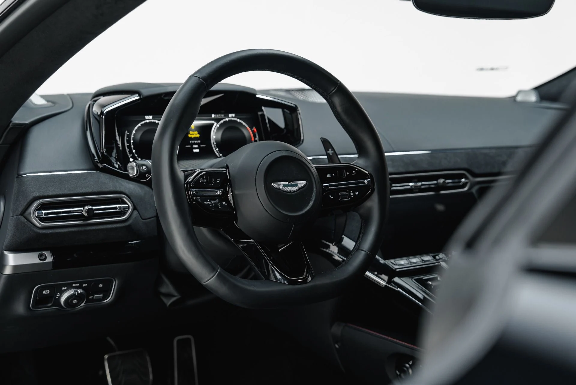 mph036_3944034753_Used_2025_Aston_Martin_Vantage_1790202732_58201be9df