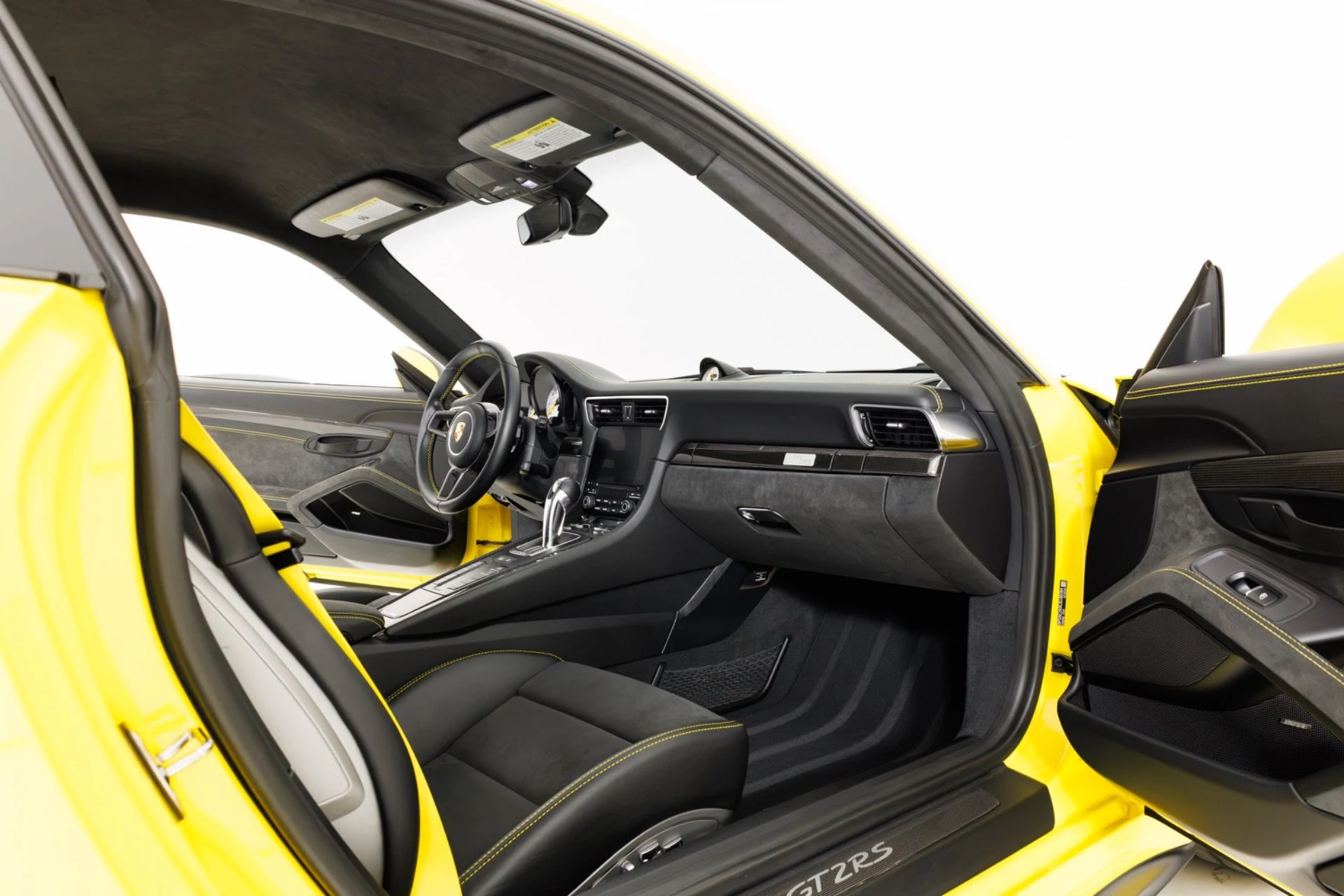 mph036_3949614840_Used_2018_Porsche_911_GT_2_RS_1787778683_13683bc5ee