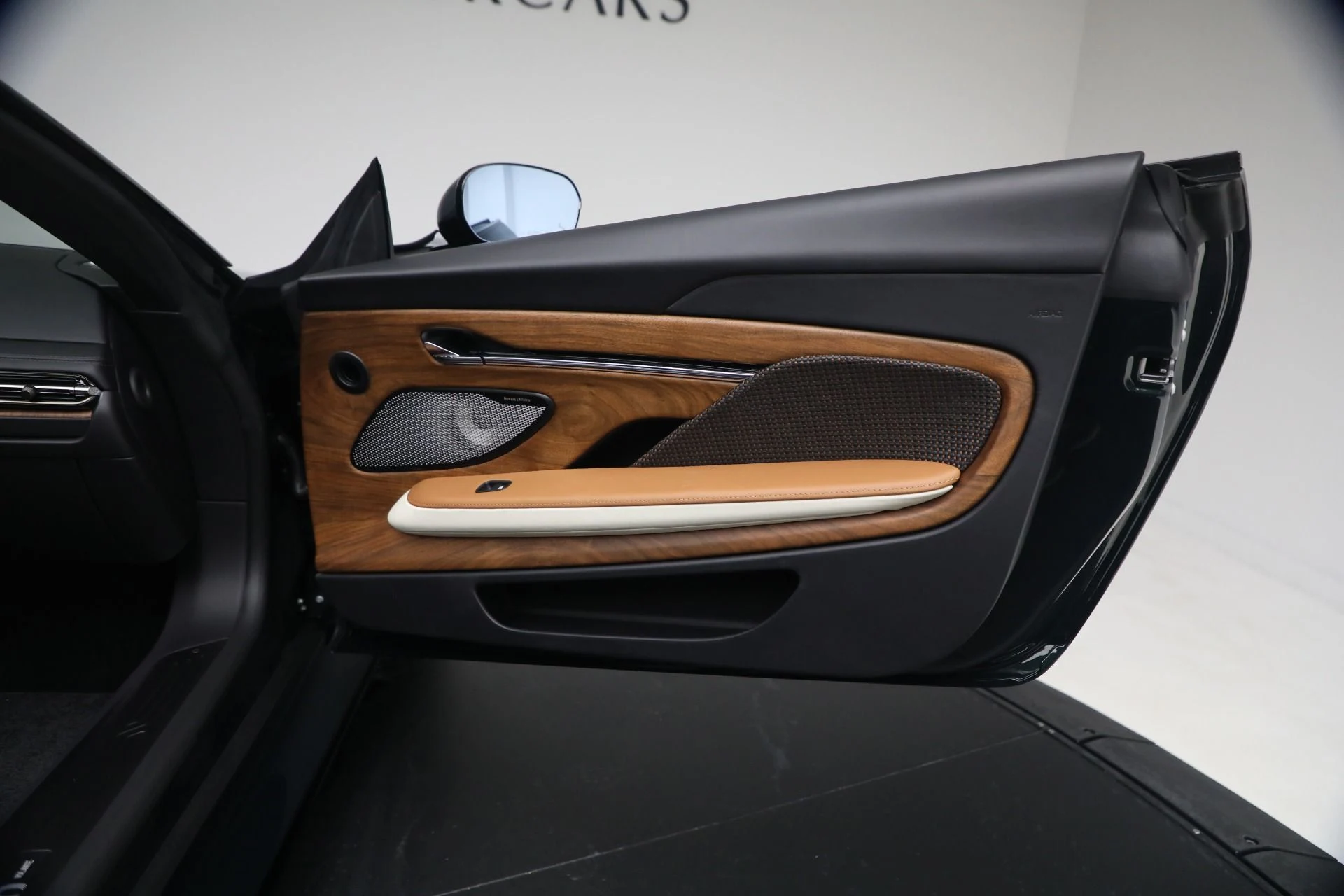 mph036_3995903915_New_2026_Aston_Martin_DB_12_Volante_1769621875_5f85908b61