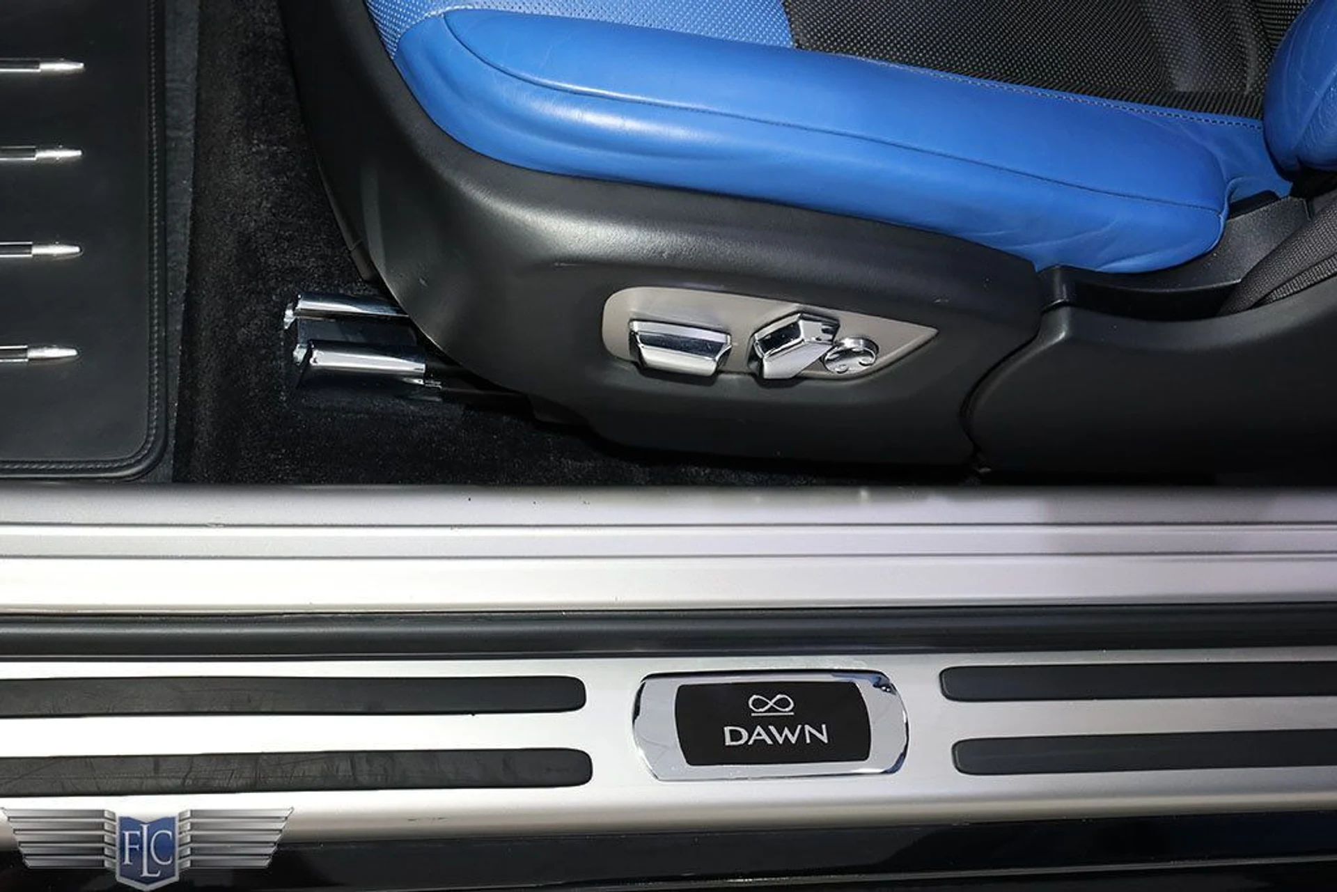 mph036_4000635571_used_2018_rolls_royce_dawn_blackbadgeconvertible_6305_22965393_37_1024_920b90e24a