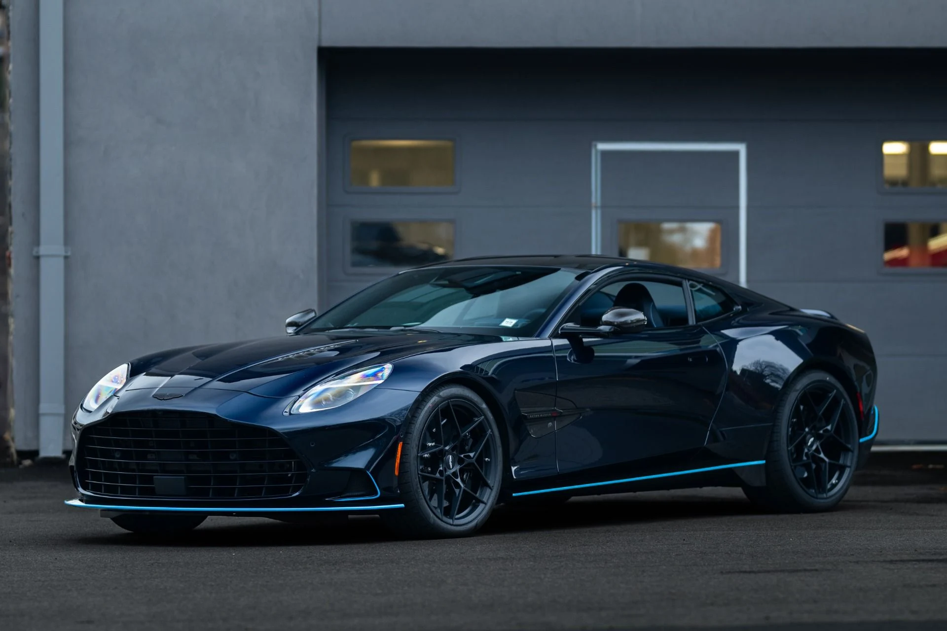 mph036_403476236_Used_2025_Aston_Martin_Vanquish_1771448727_7399e0cee2